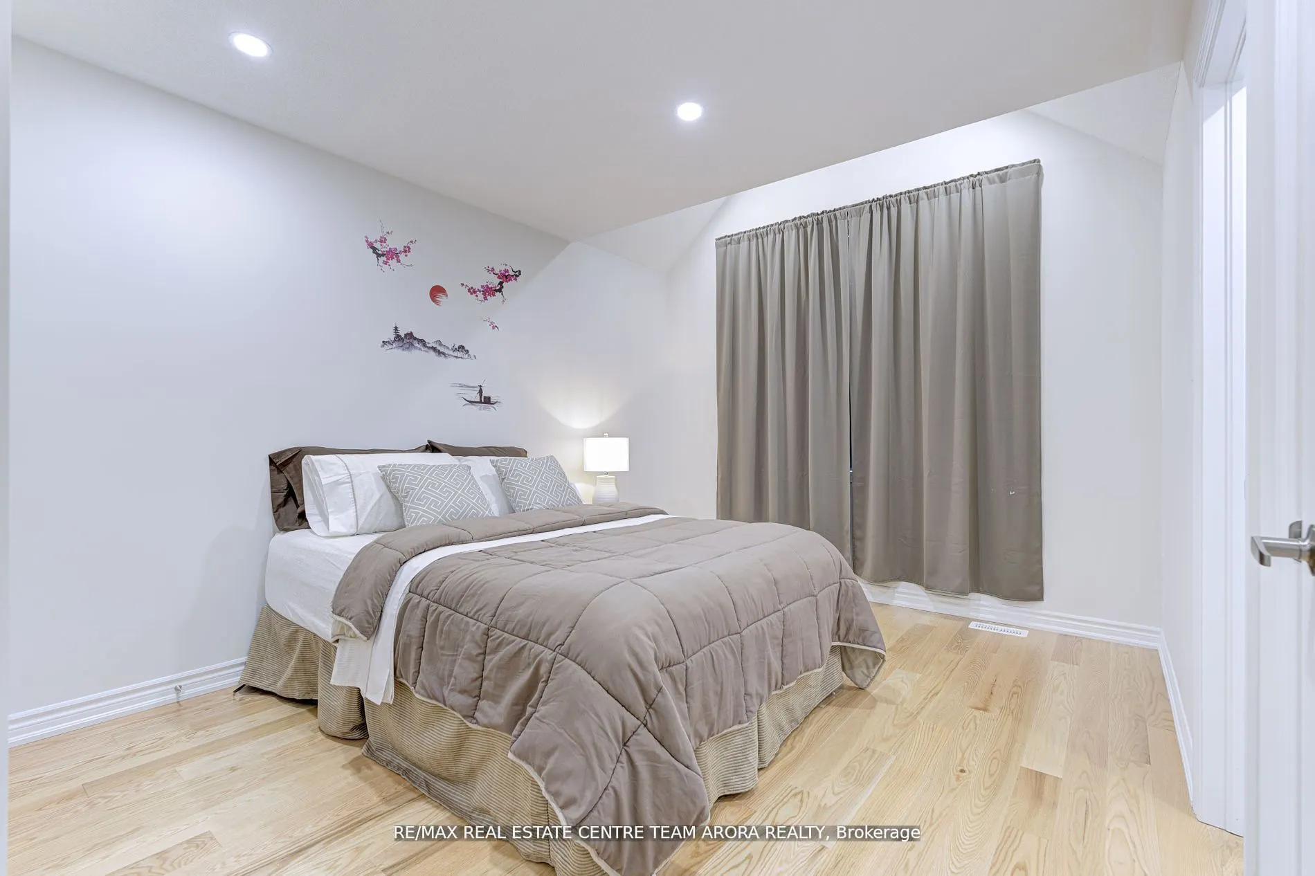 566 Queen Mary Drive