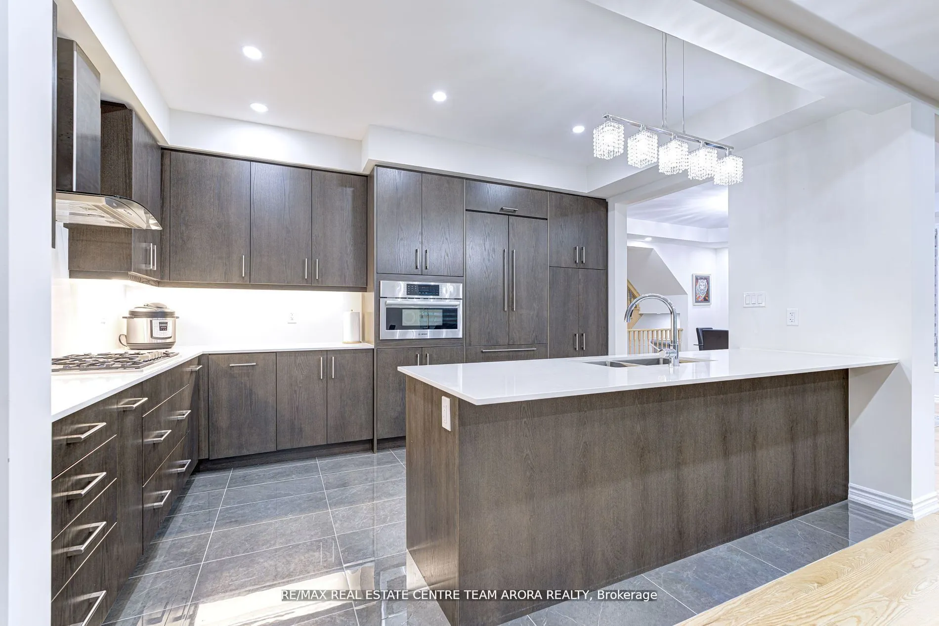 566 Queen Mary Drive