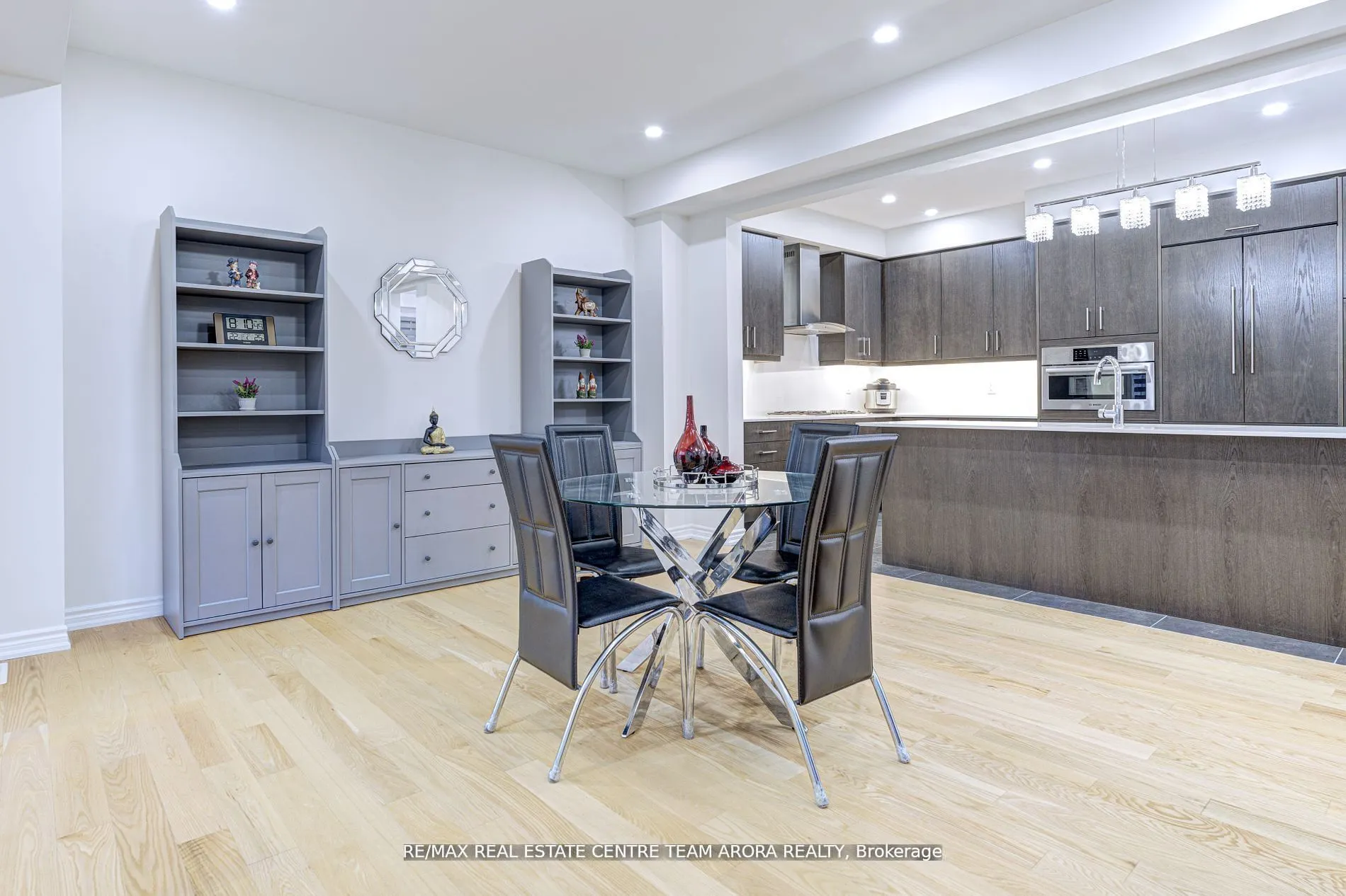 566 Queen Mary Drive