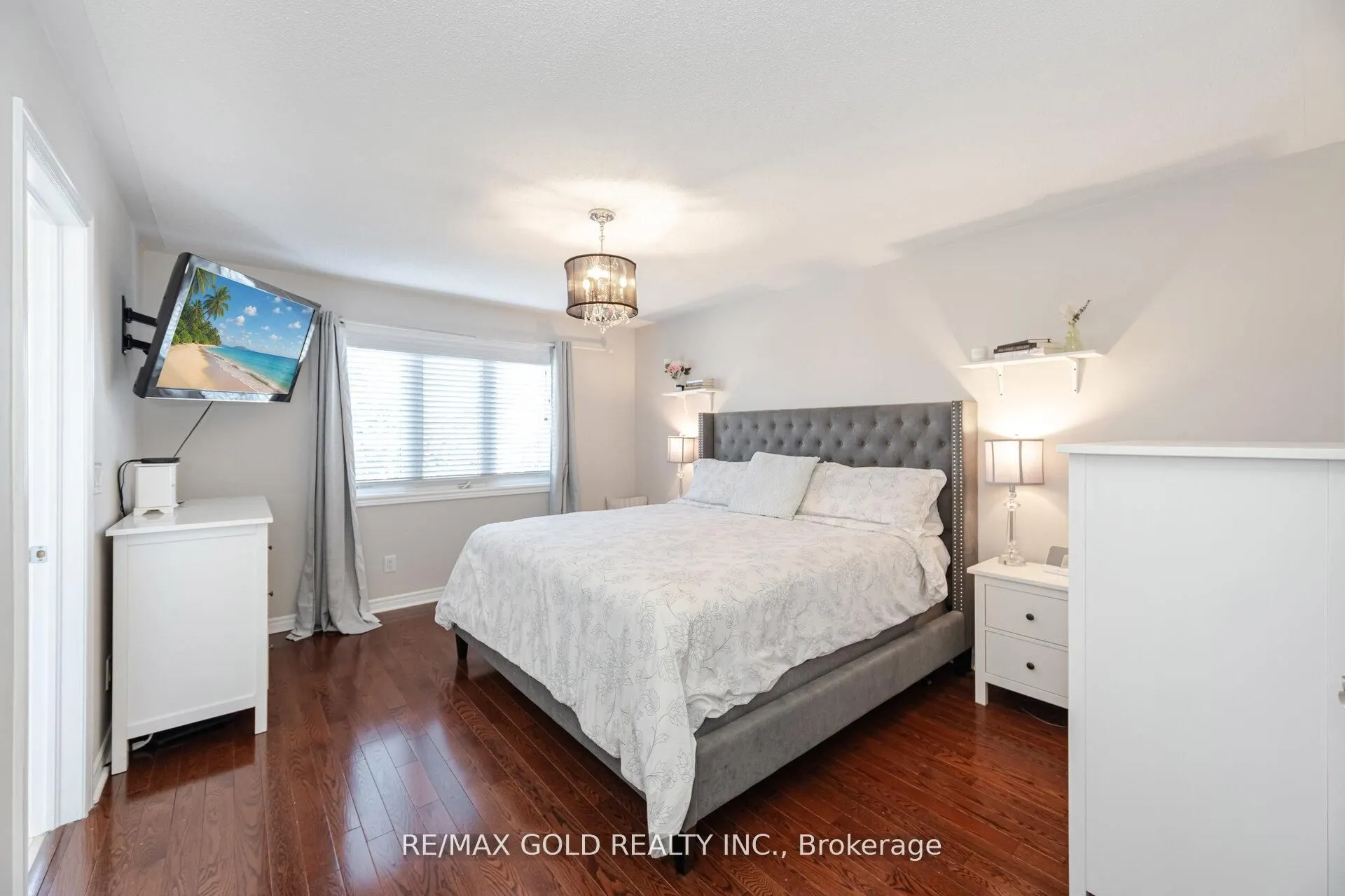 28 Versailles Crescent
