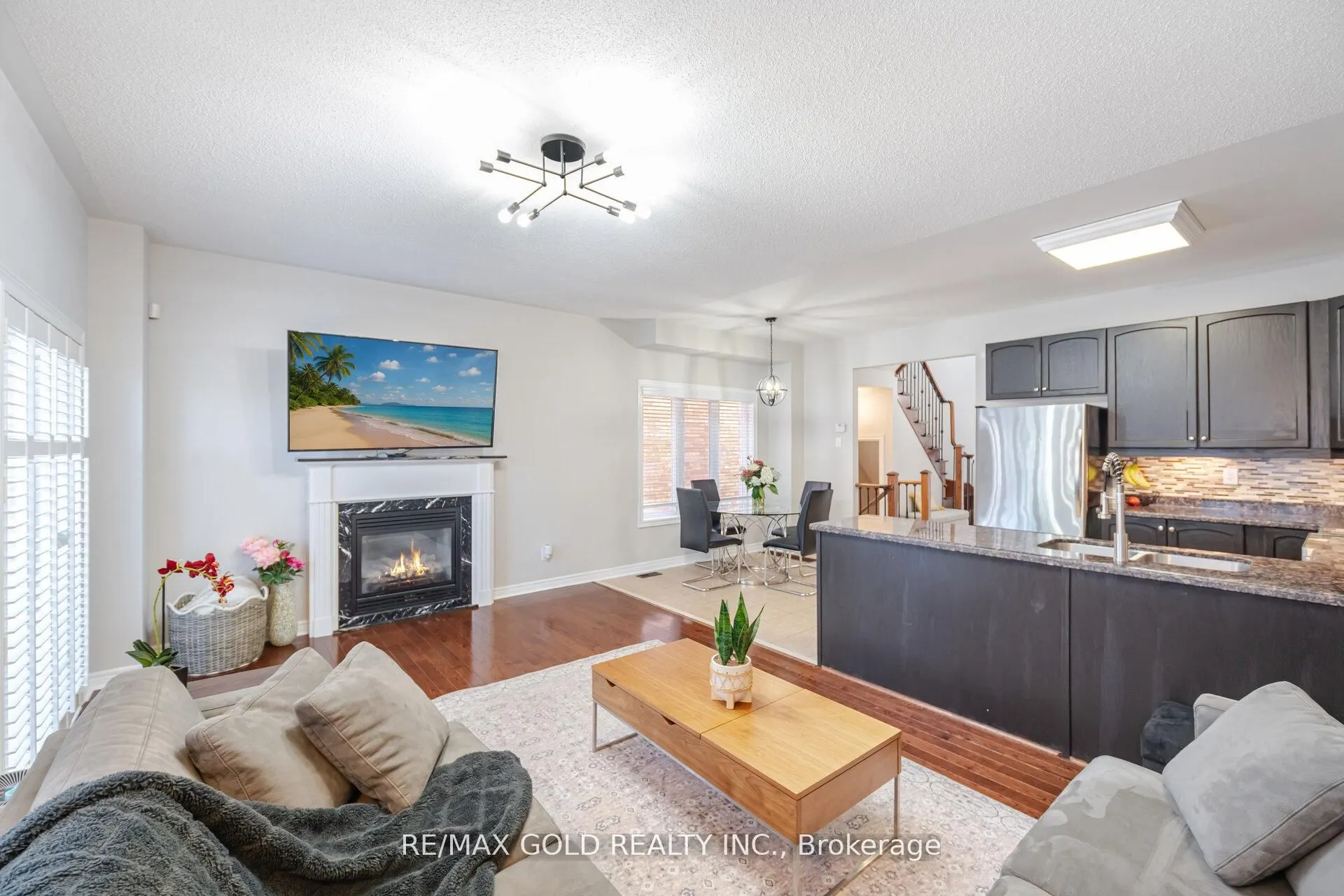 28 Versailles Crescent