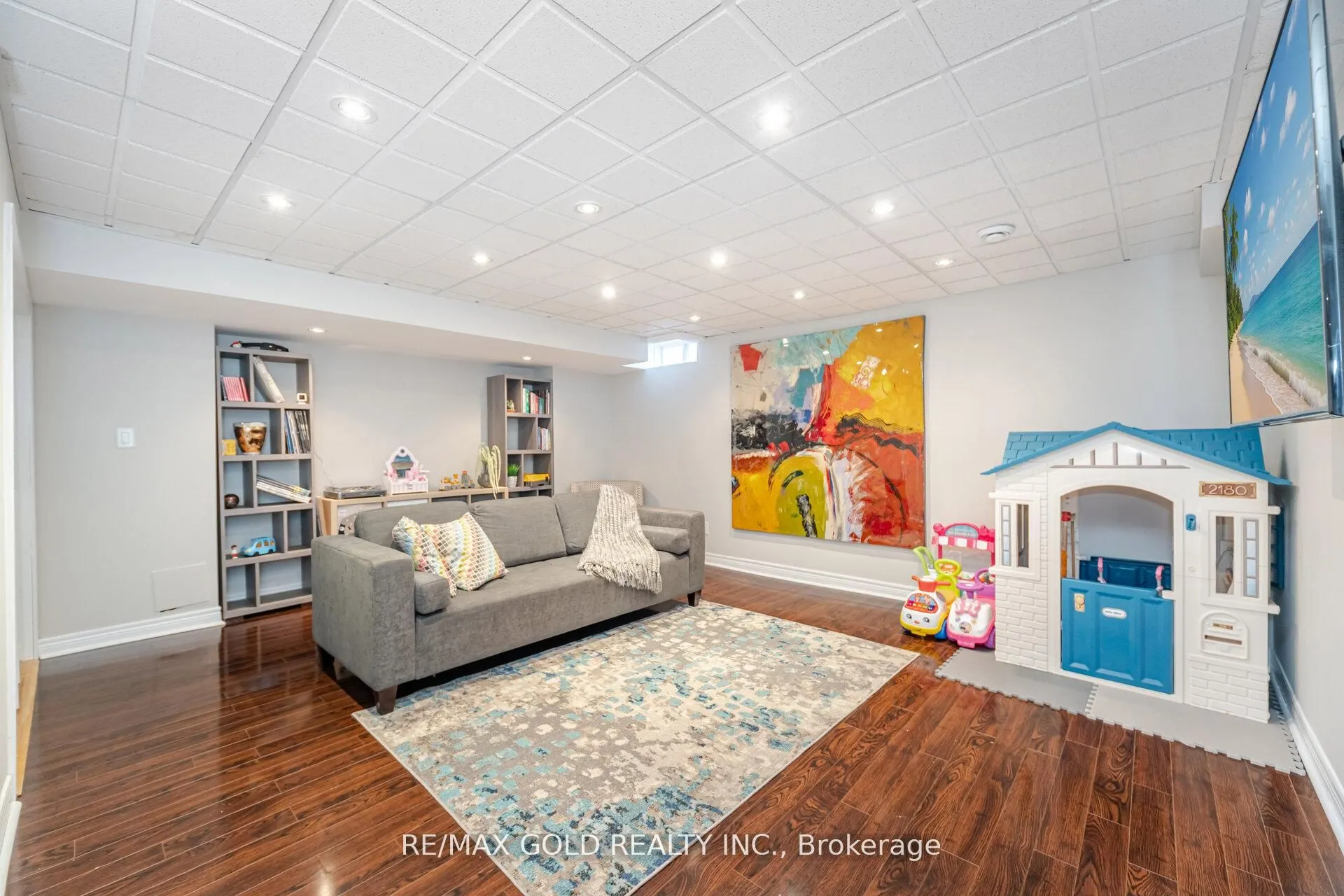 28 Versailles Crescent
