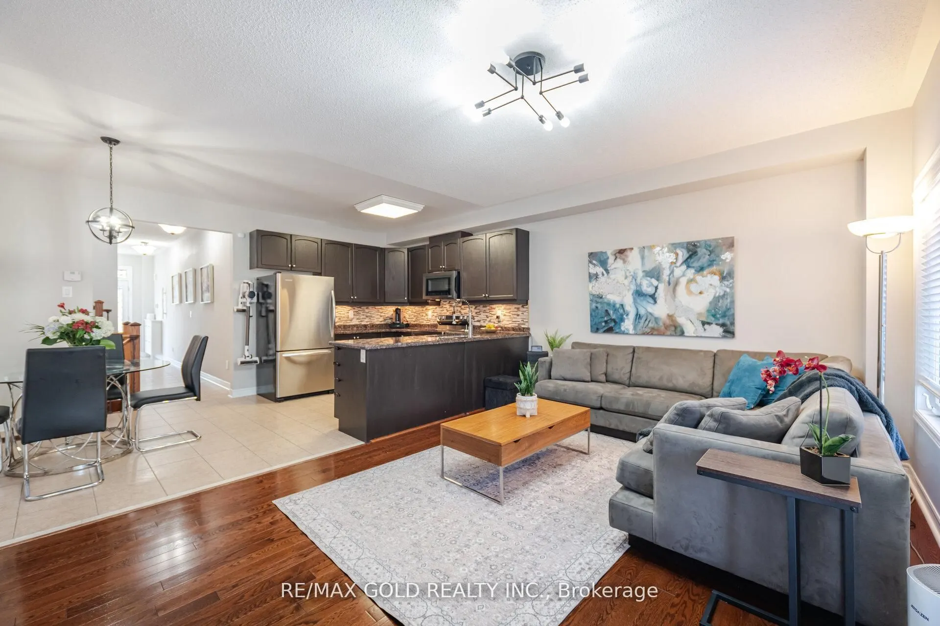 28 Versailles Crescent