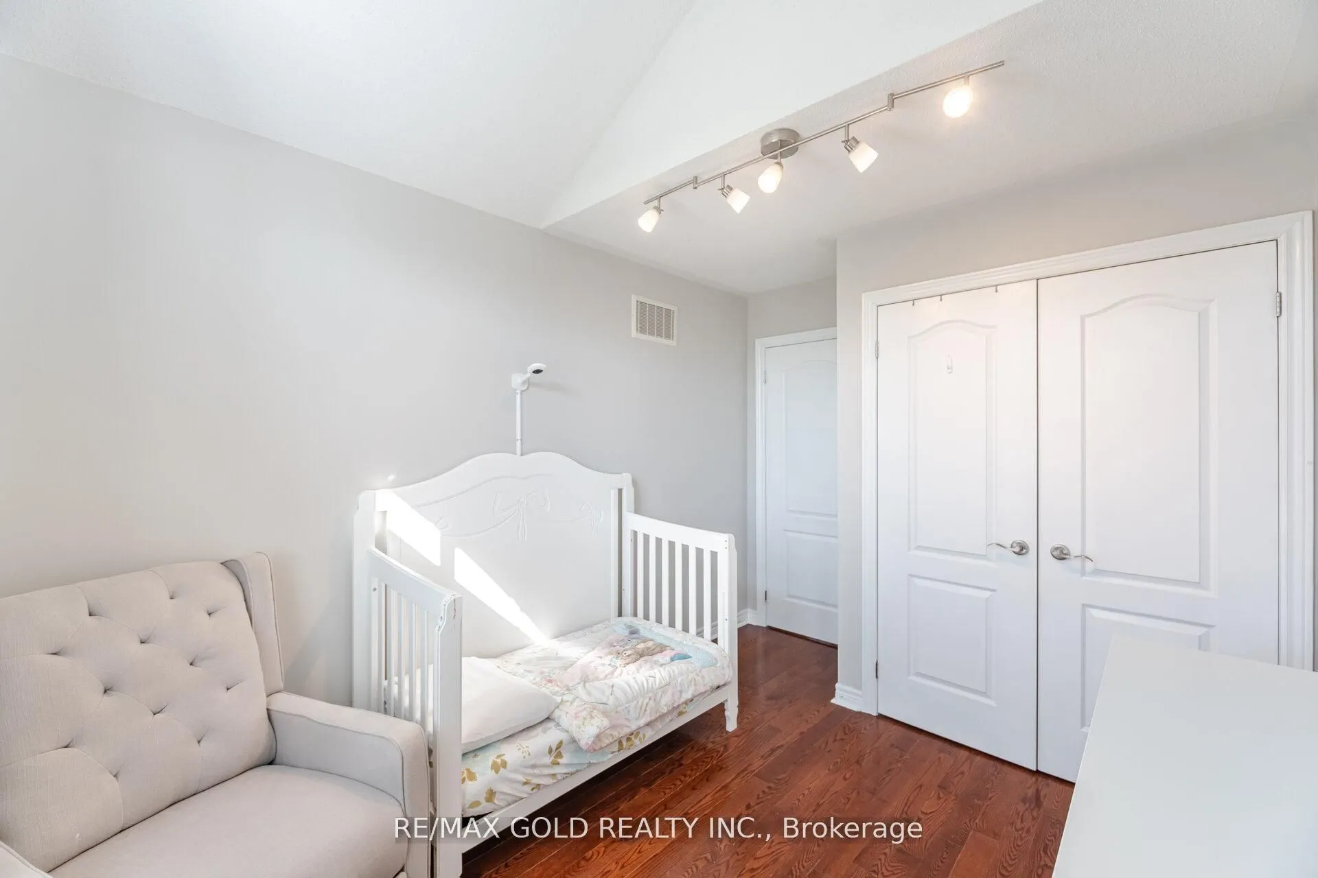 28 Versailles Crescent