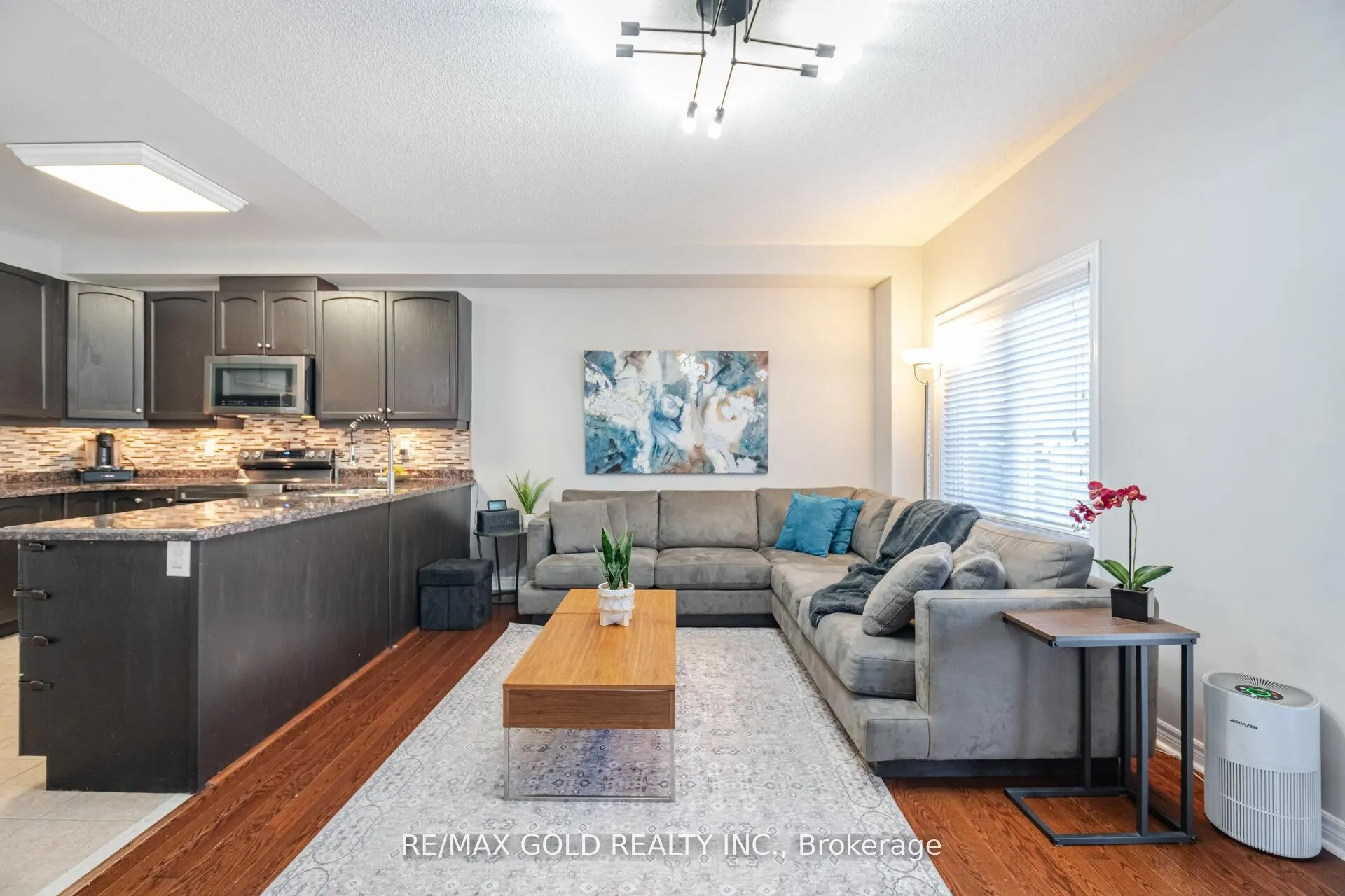 28 Versailles Crescent