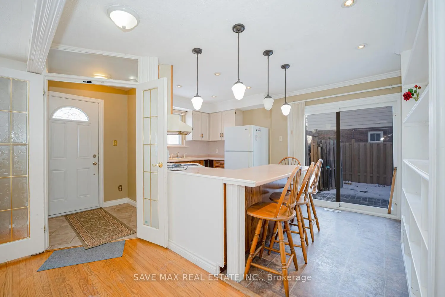 102 SUTHERLAND Avenue
