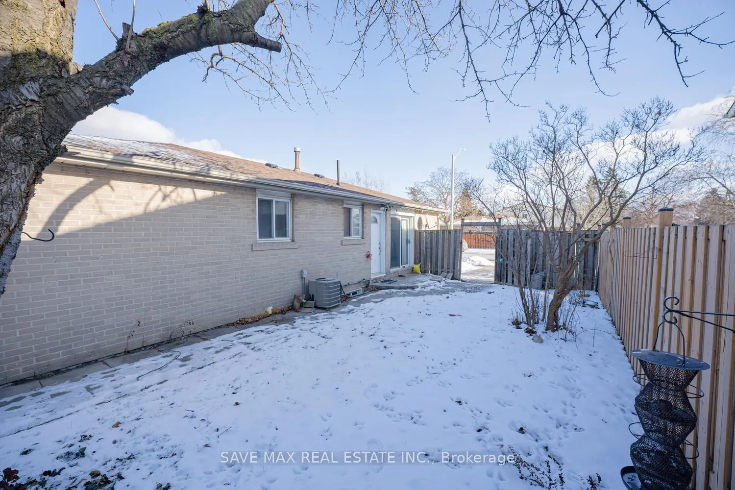 102 SUTHERLAND Avenue