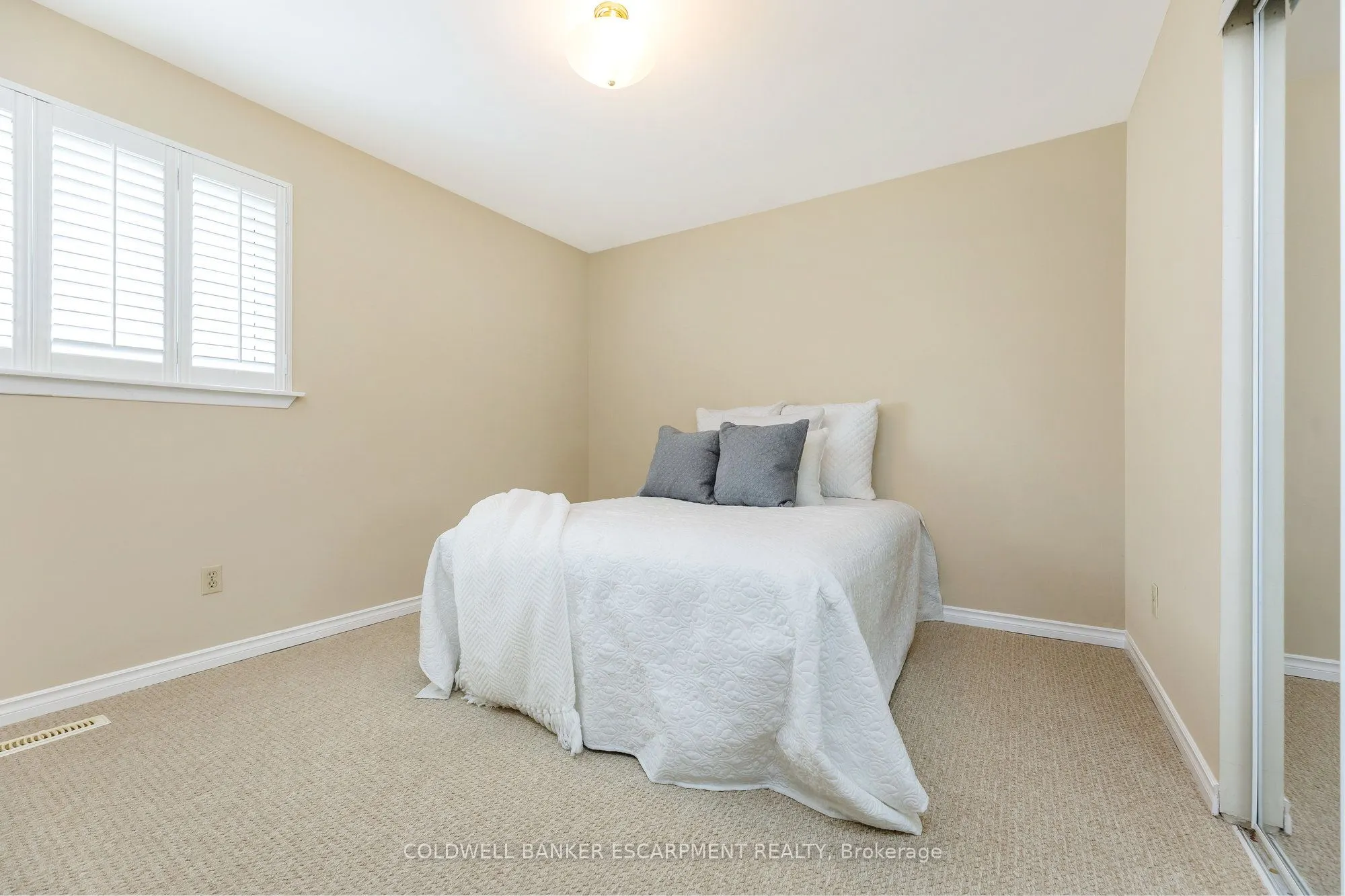 37 Grassmere Crescent