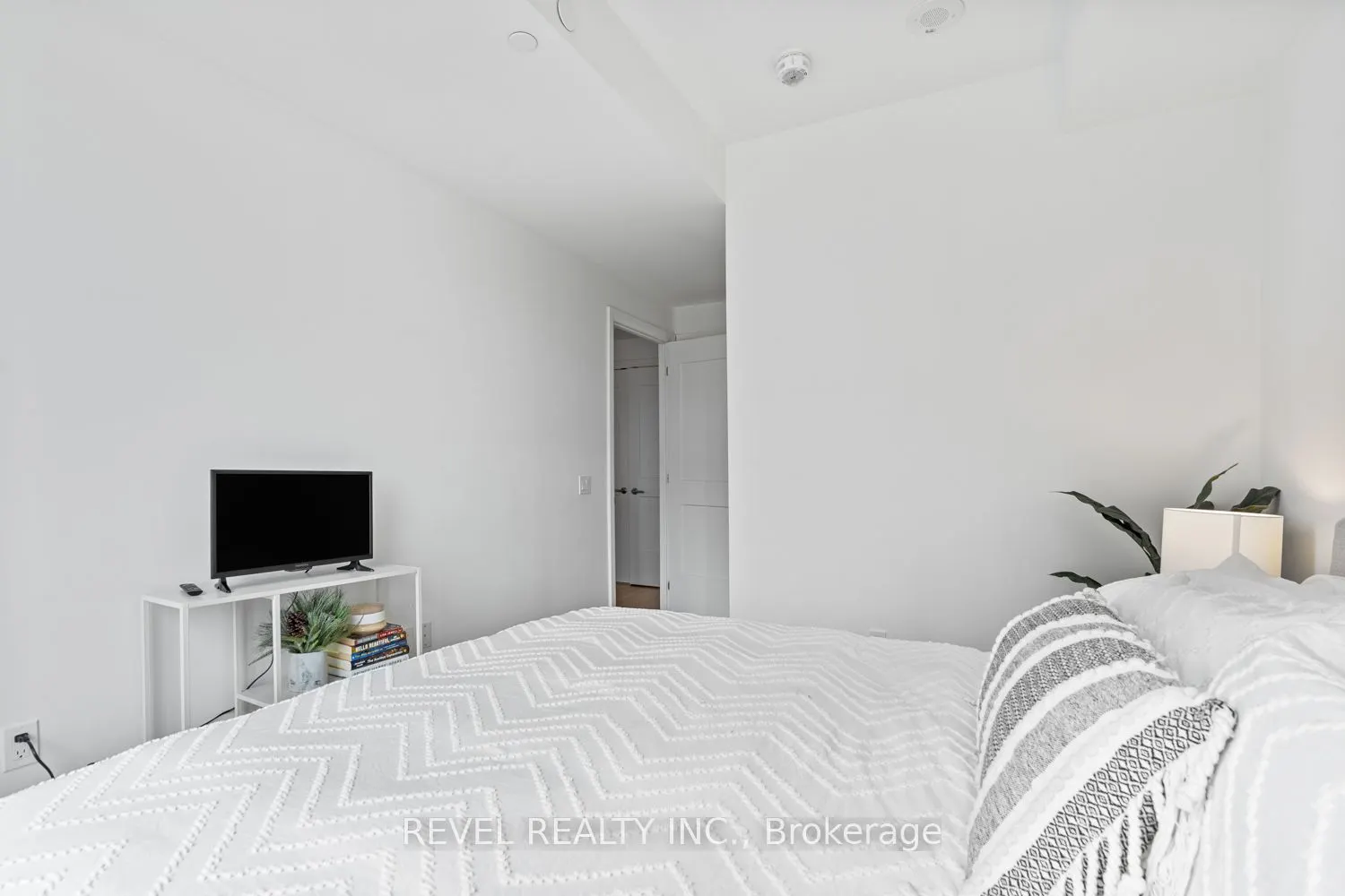 21 Park Street E, #520