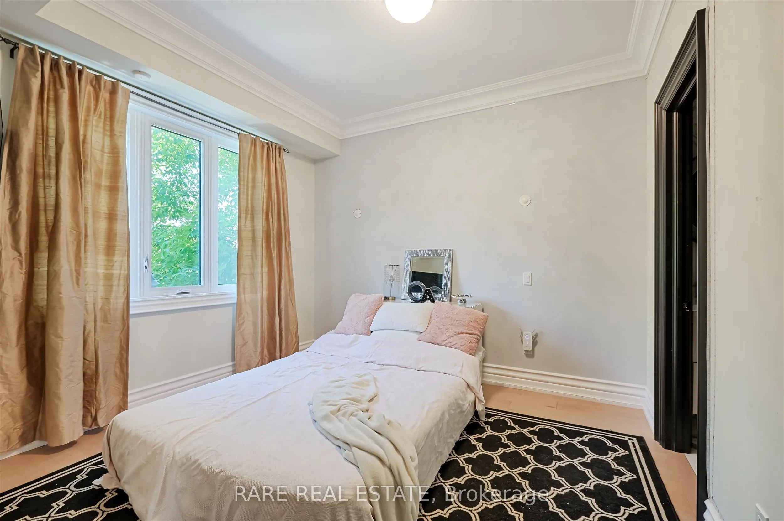 32 Bradfield Avenue W