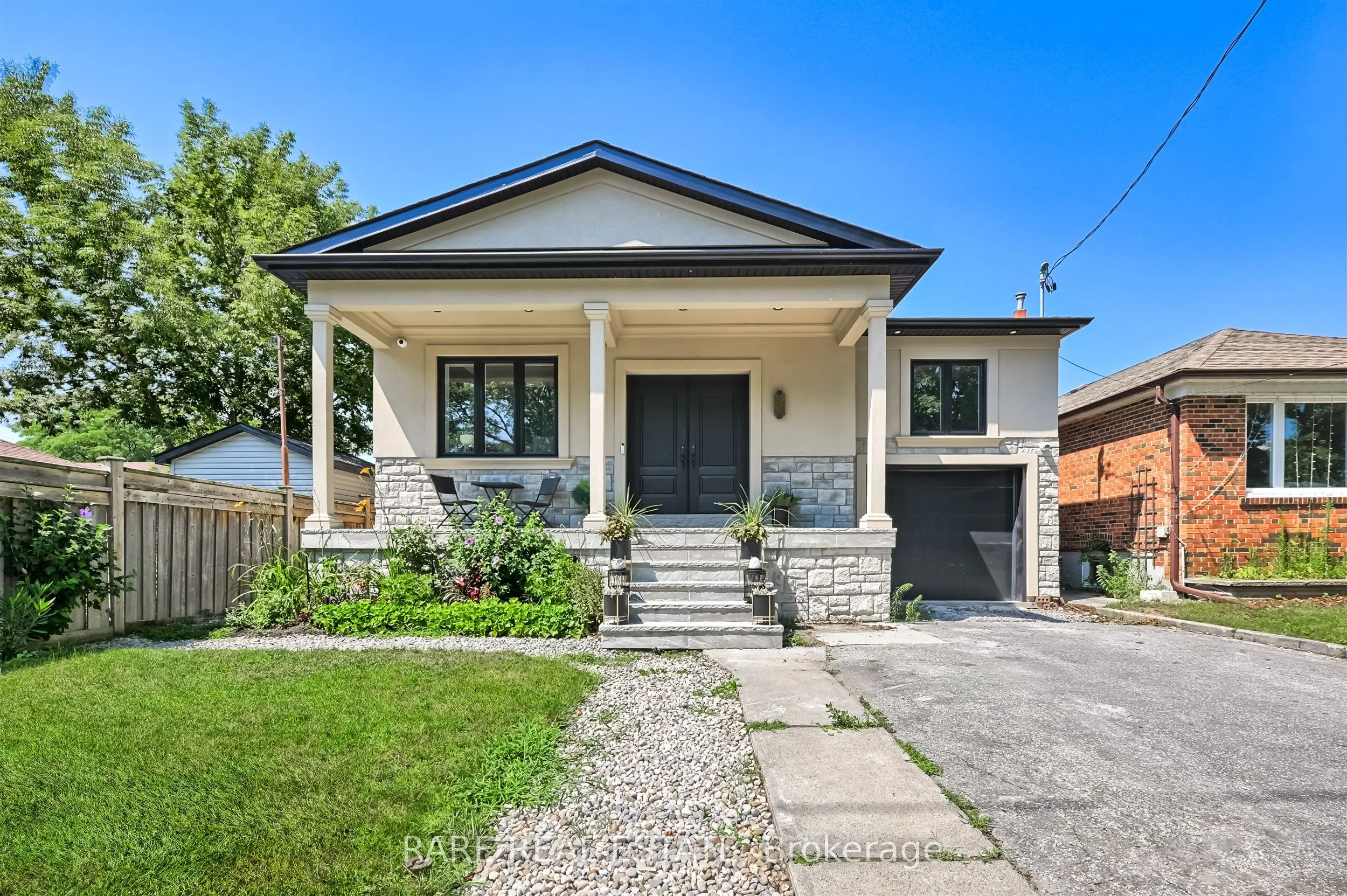 32 Bradfield Avenue W