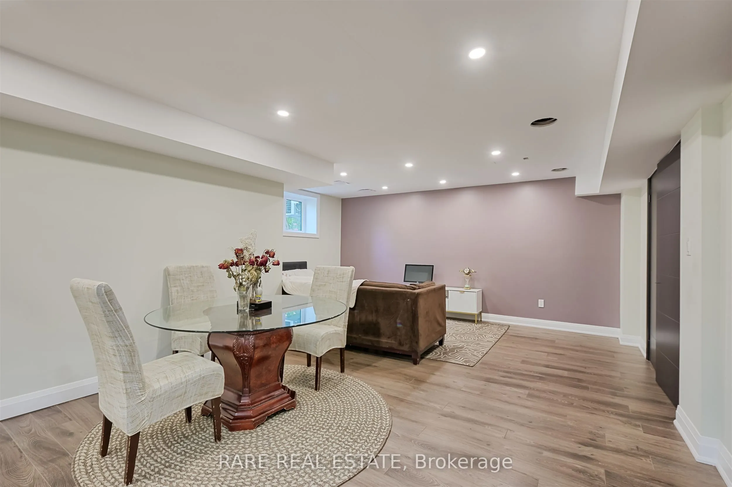 32 Bradfield Avenue W