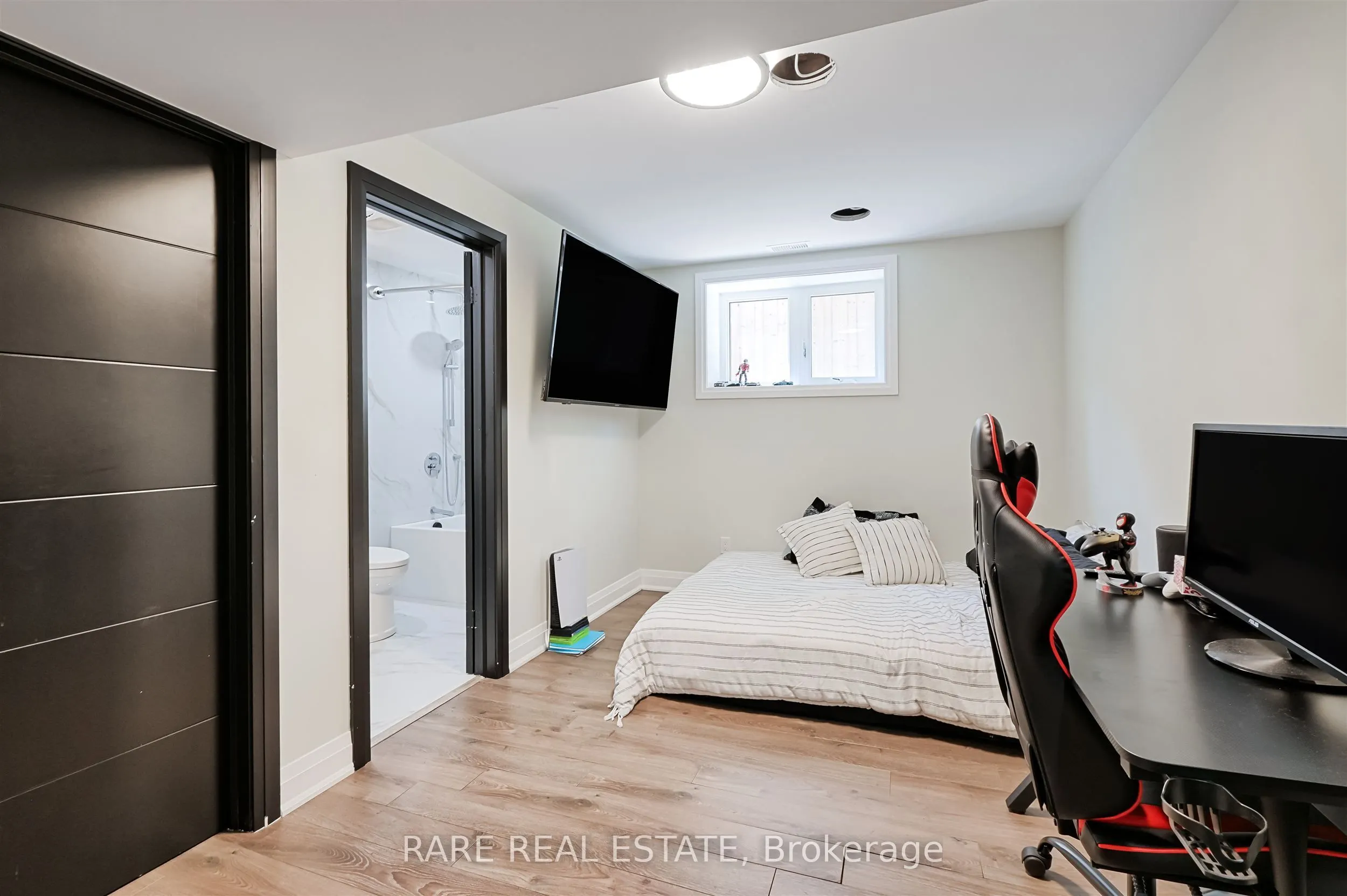 32 Bradfield Avenue W