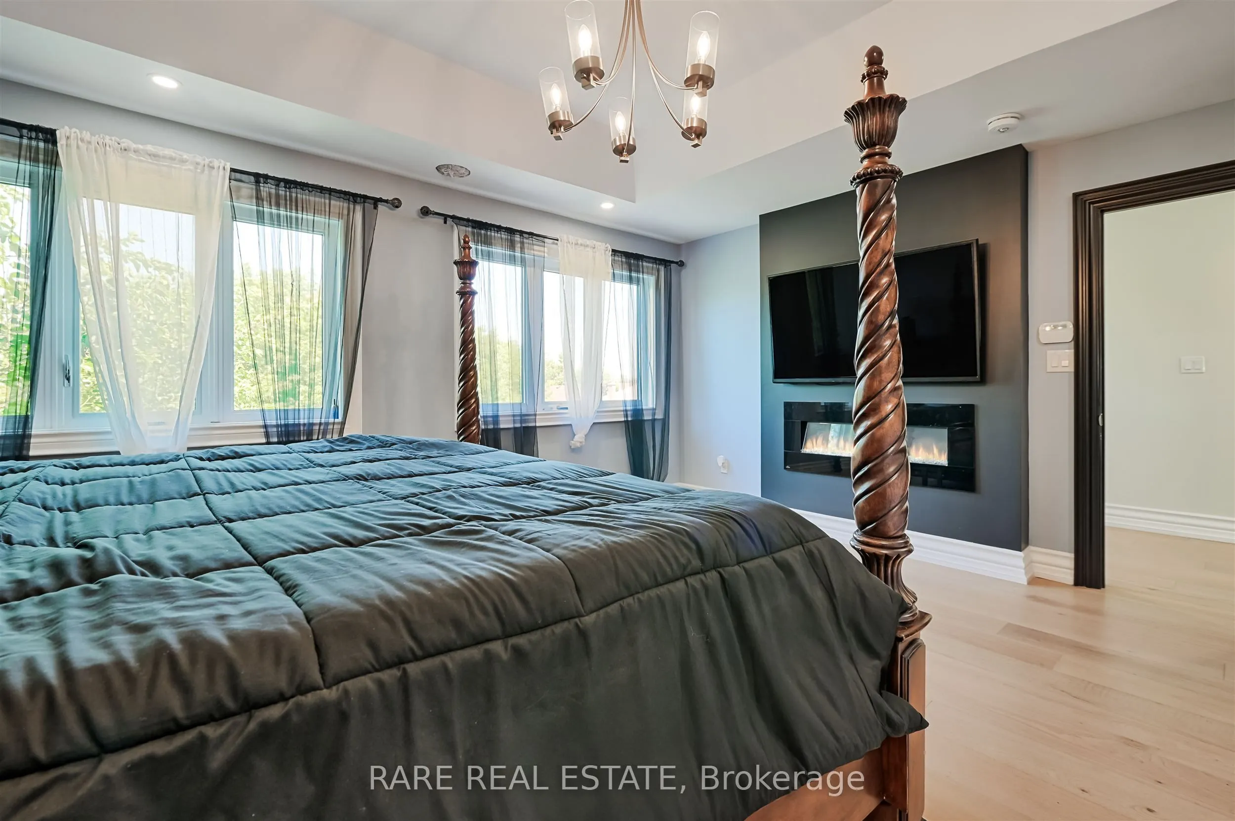 32 Bradfield Avenue W