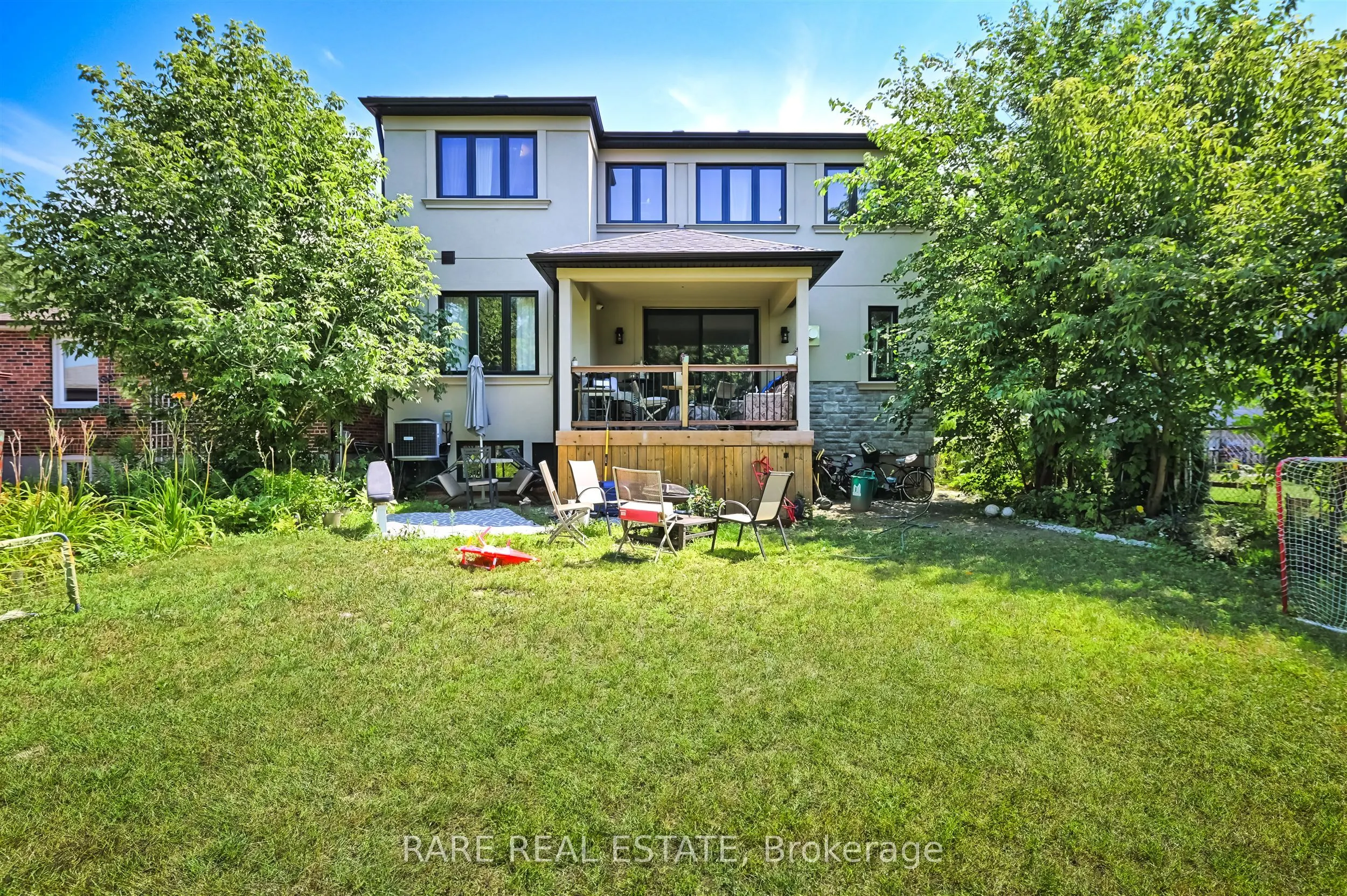 32 Bradfield Avenue W