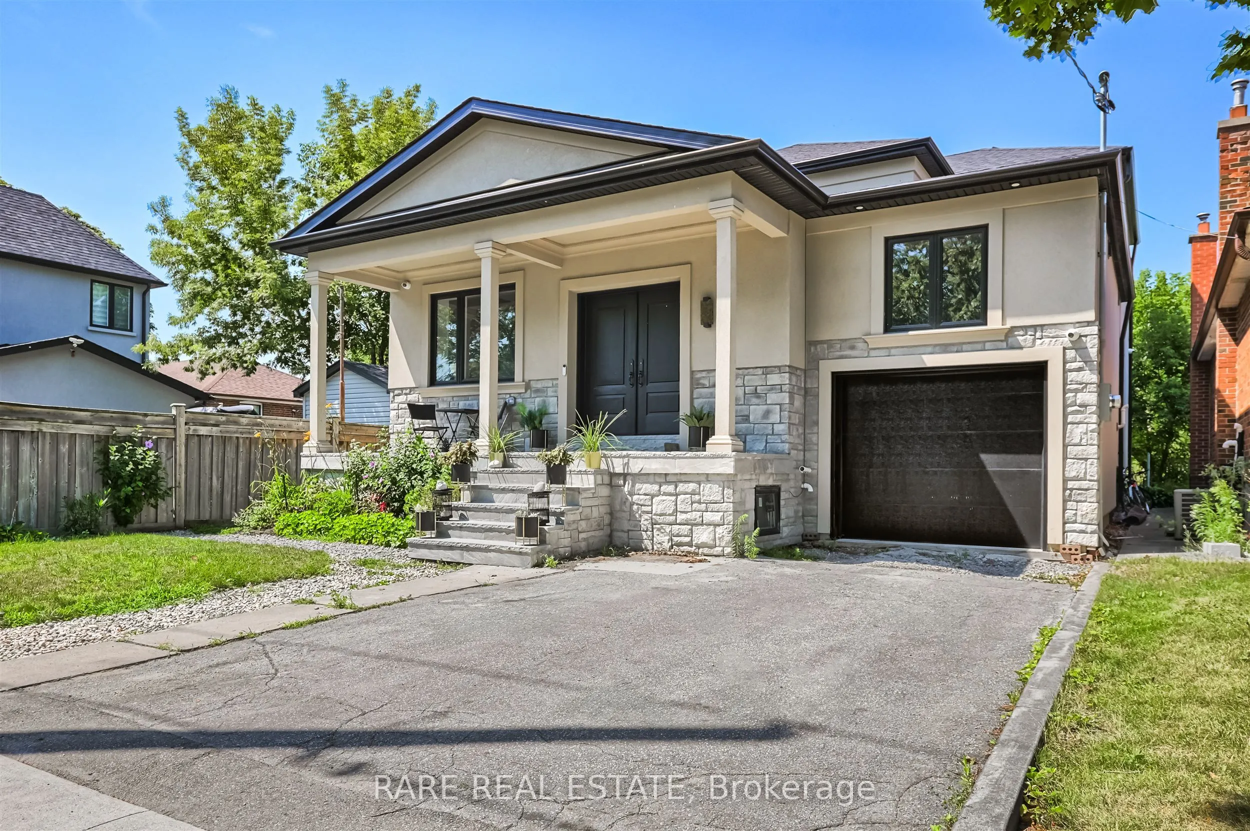 32 Bradfield Avenue W