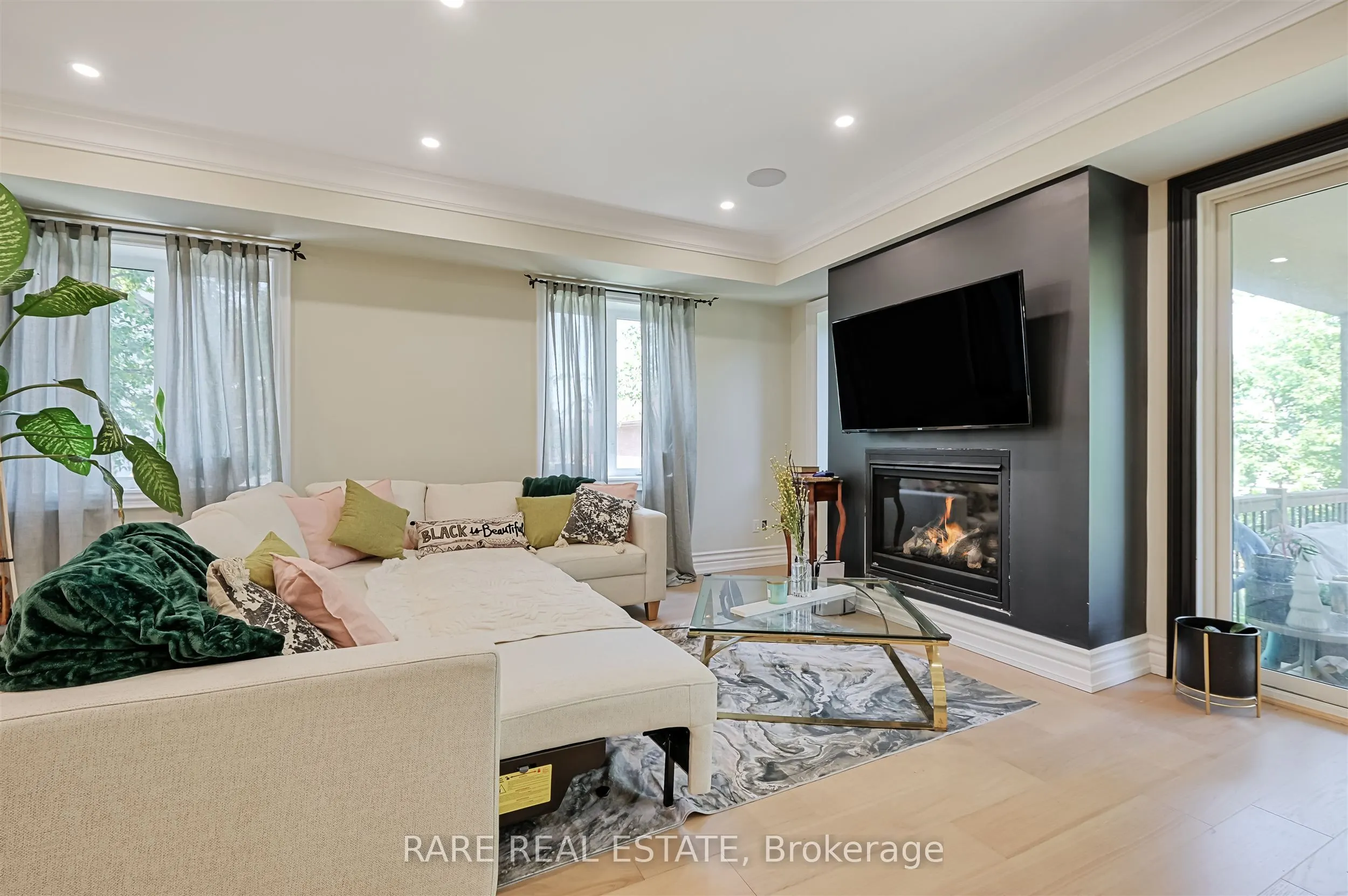 32 Bradfield Avenue W