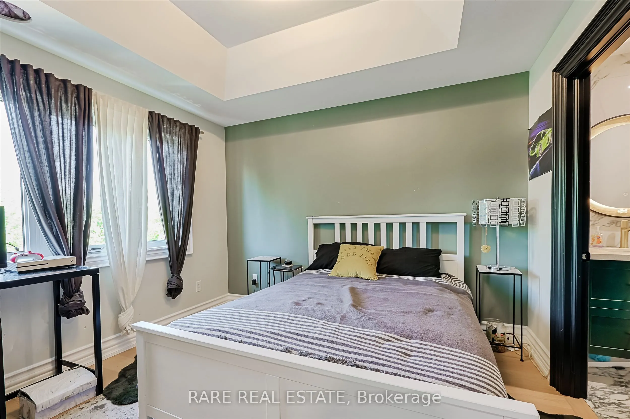 32 Bradfield Avenue W