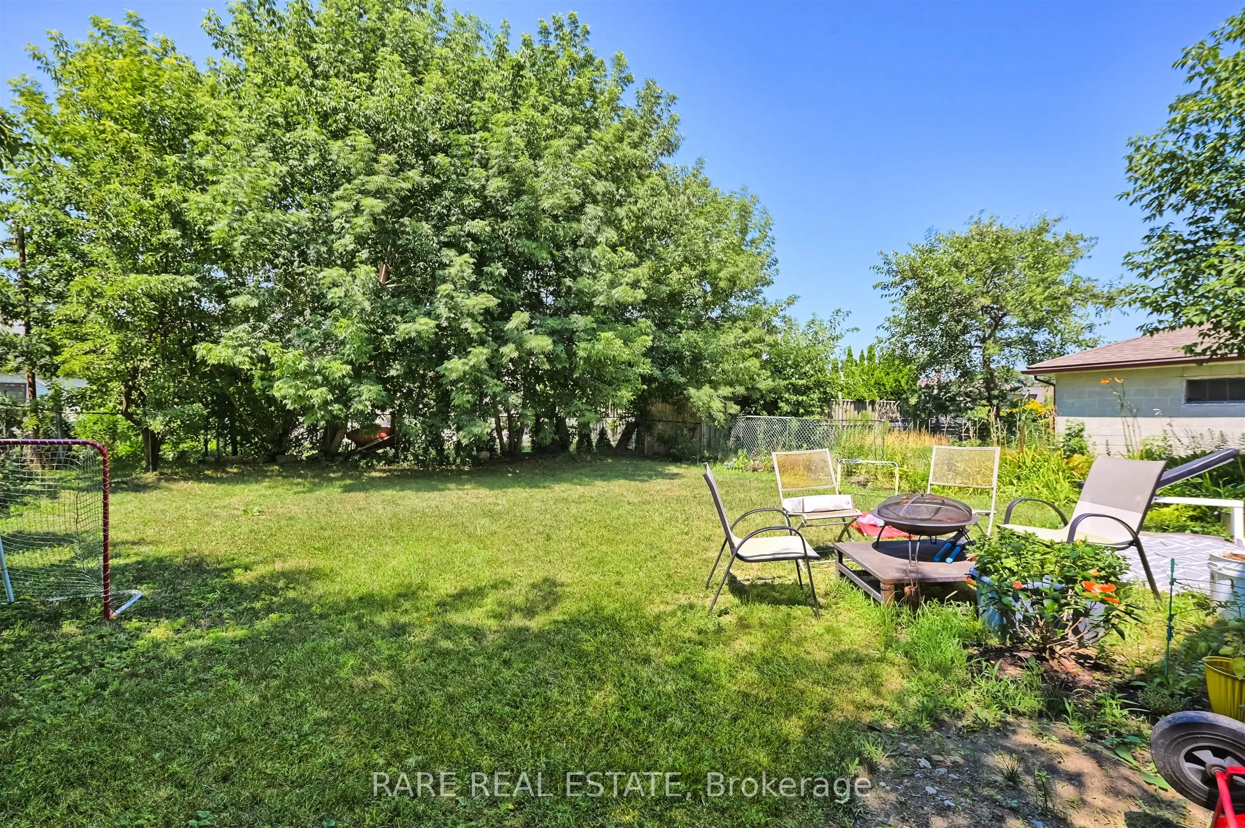 32 Bradfield Avenue W