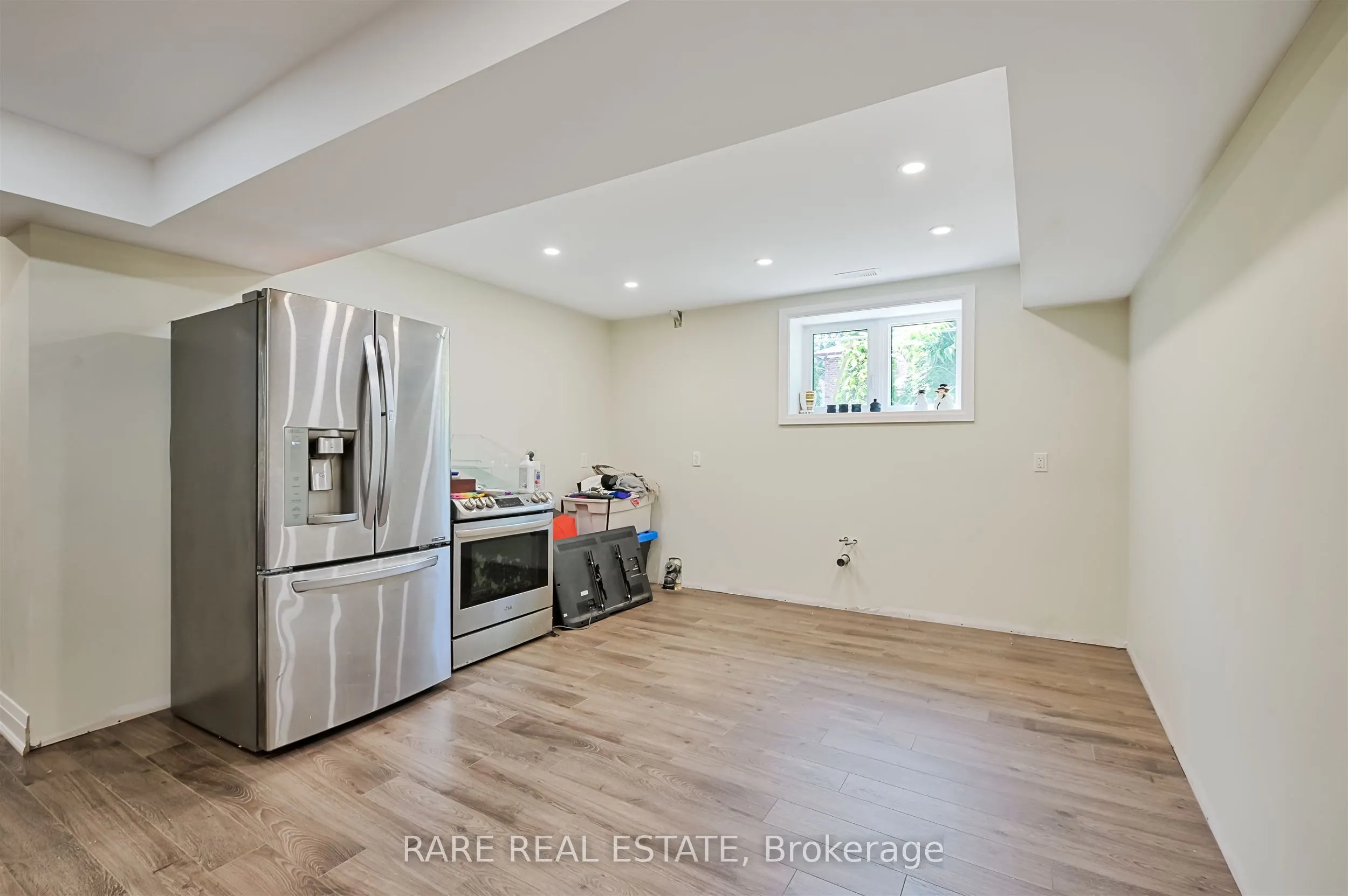 32 Bradfield Avenue W