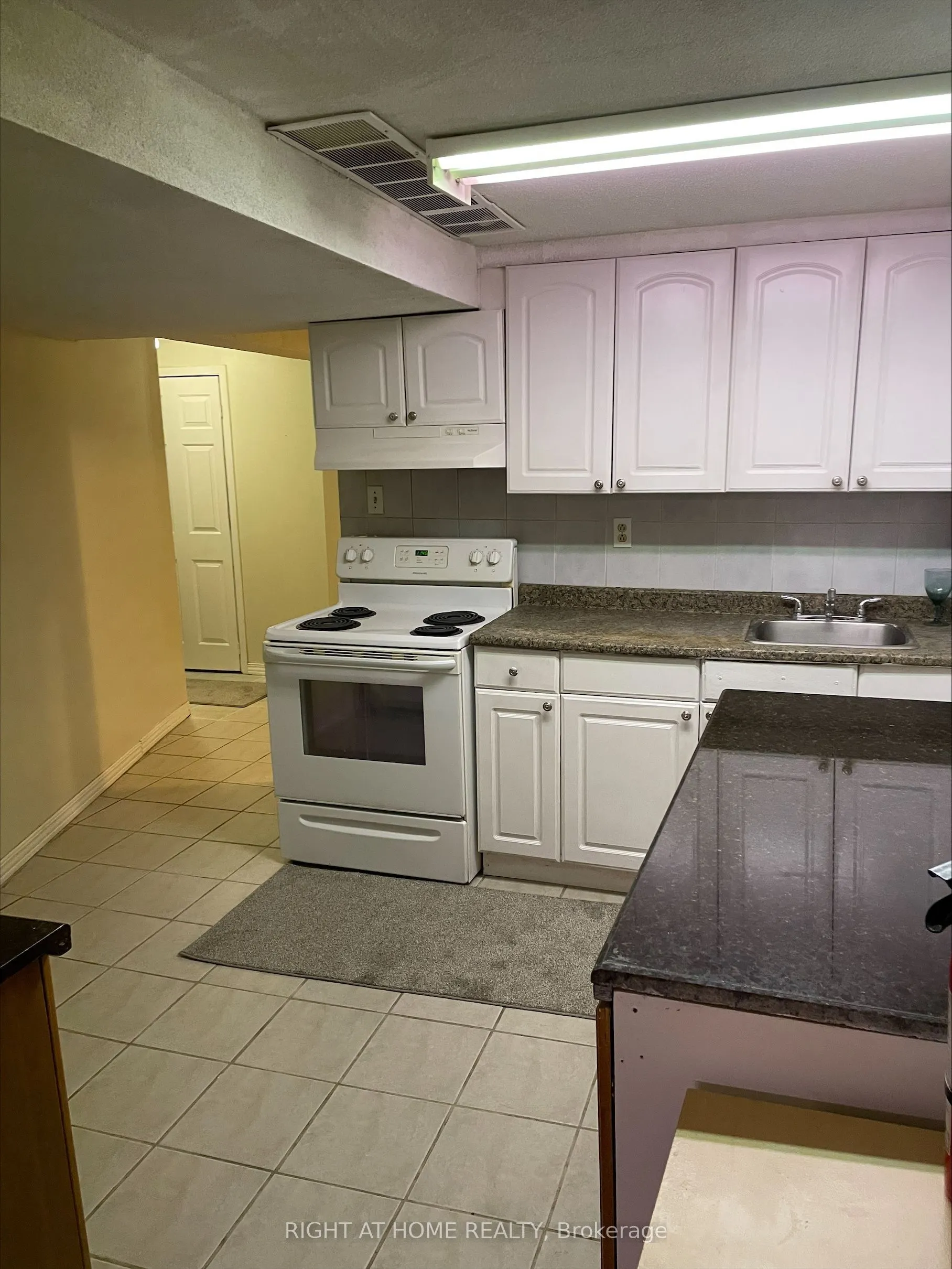 4055 Renfrew Crescent, #Basement