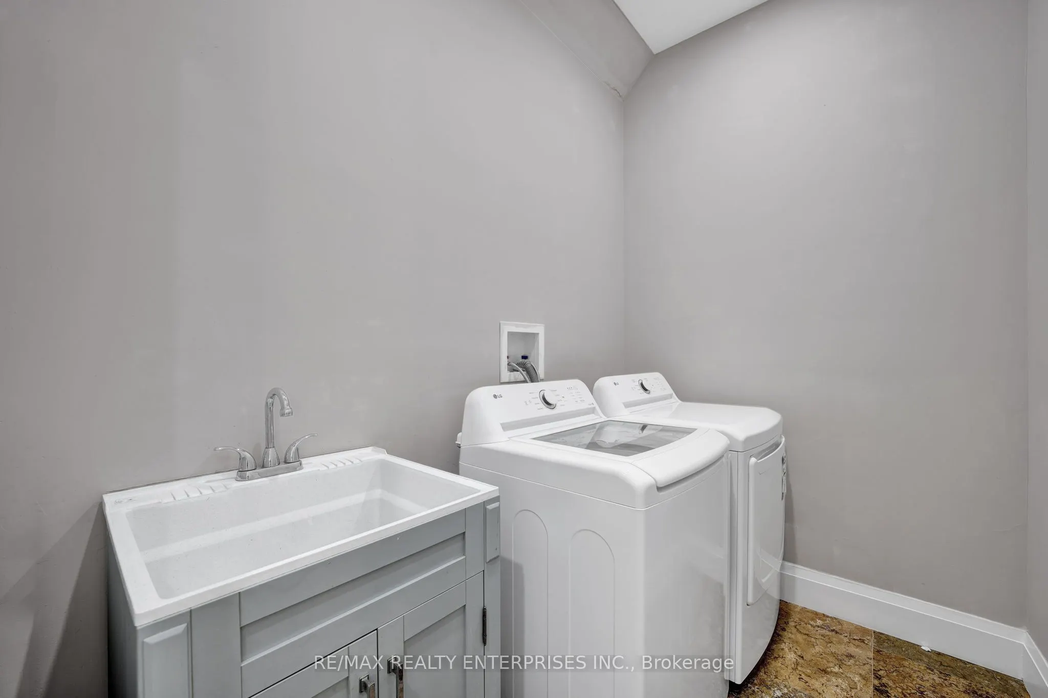 1233 Lorne Park Road, #Main Floor