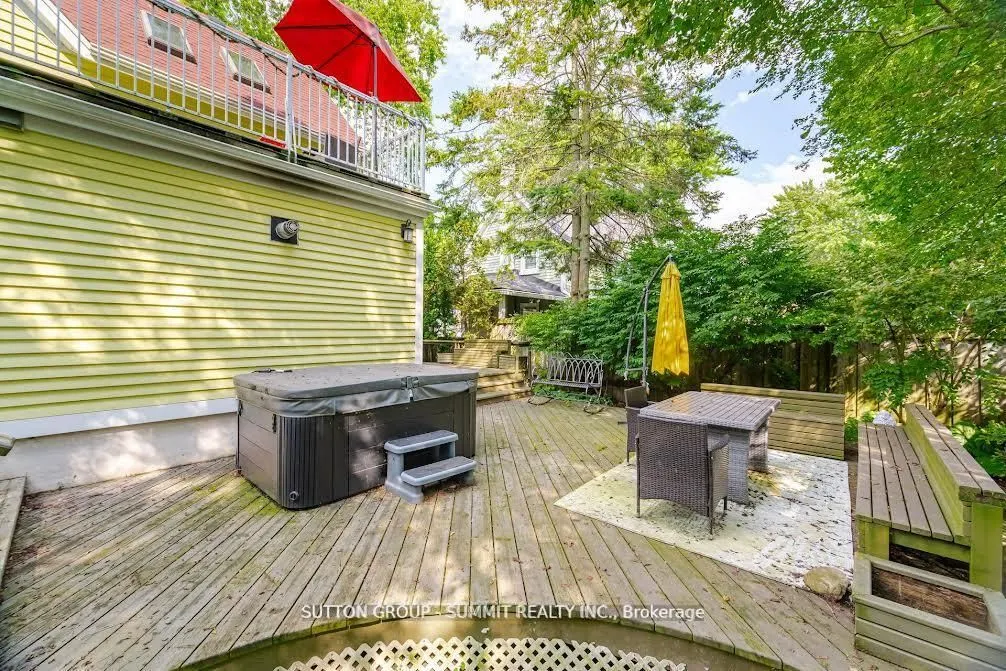 38 JOHN Street S