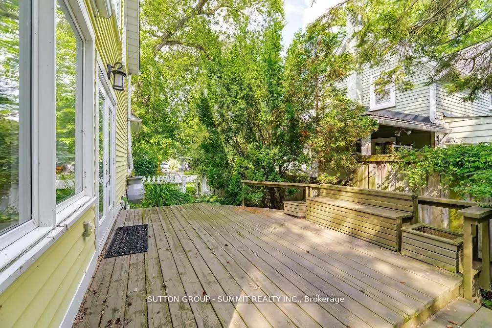 38 JOHN Street S