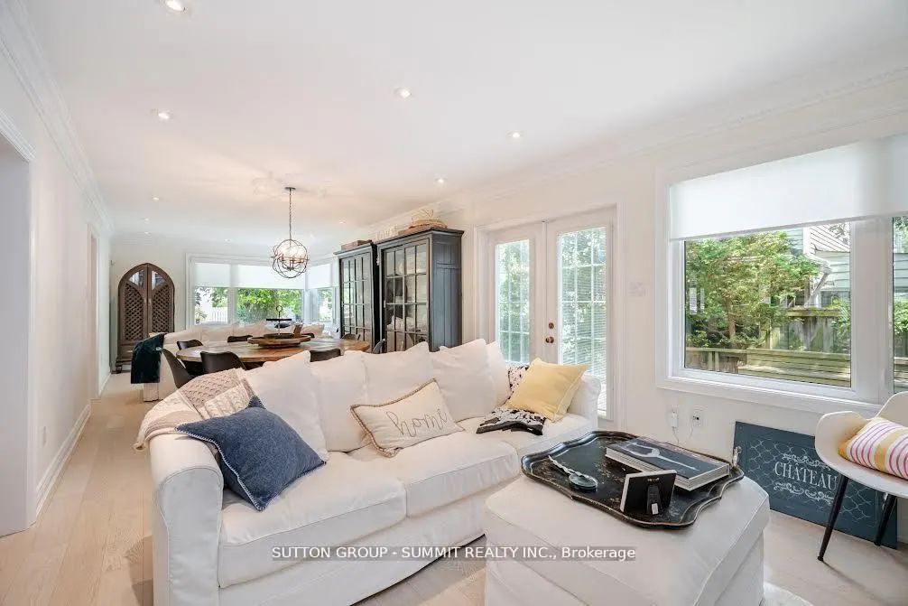 38 JOHN Street S
