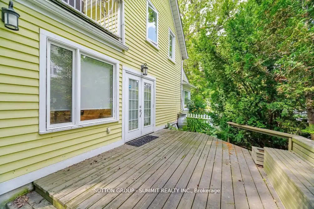 38 JOHN Street S