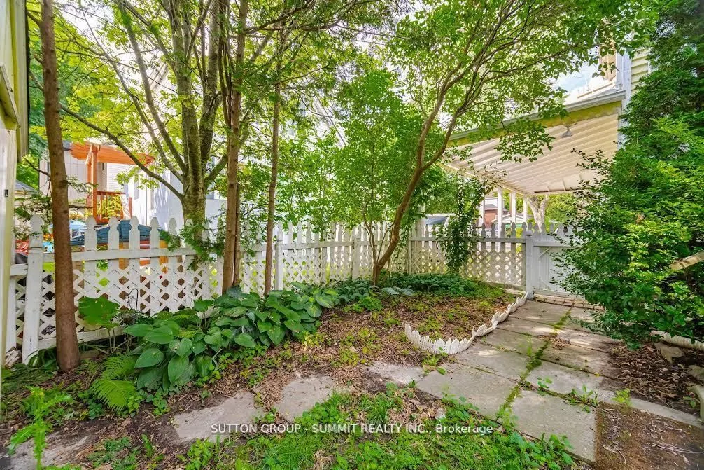 38 JOHN Street S