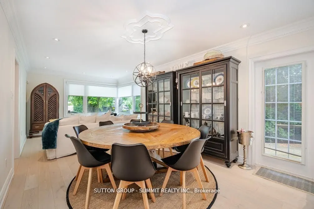 38 JOHN Street S