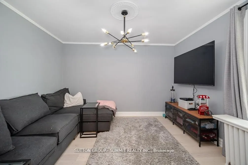 38 JOHN Street S
