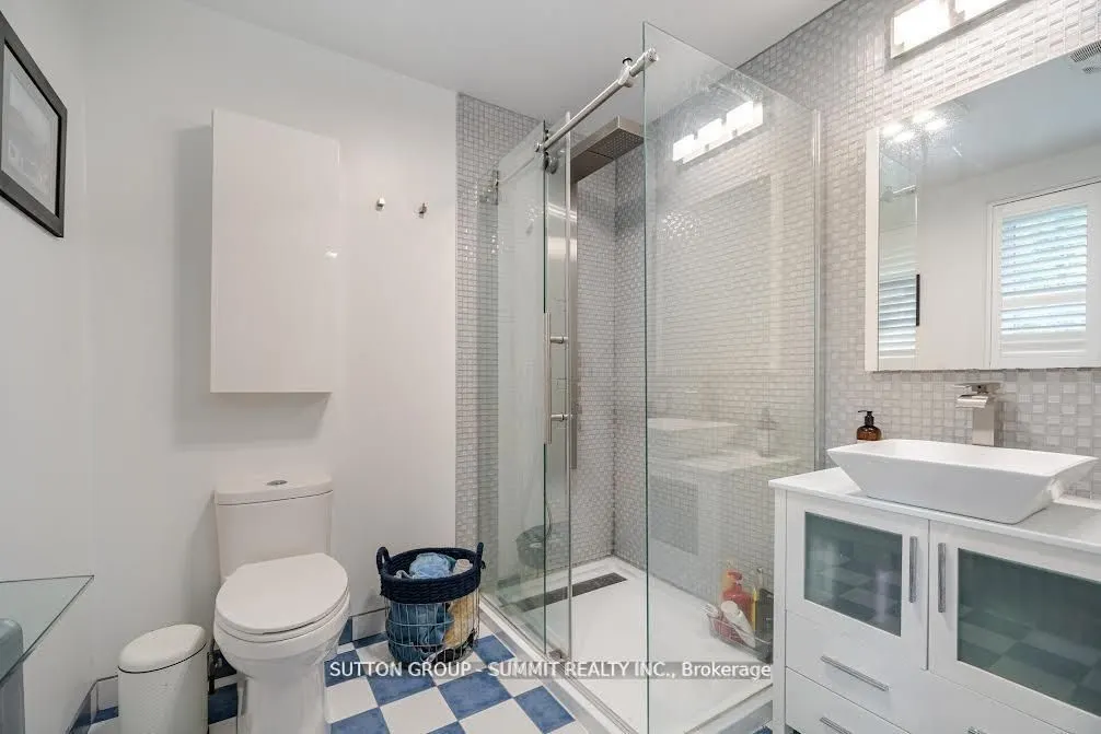 38 JOHN Street S