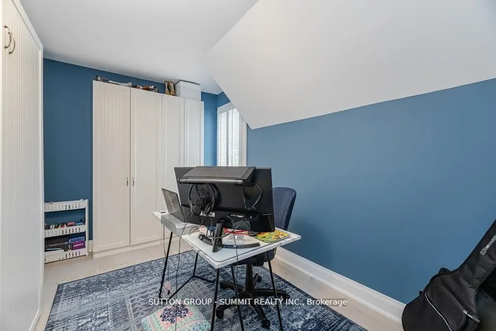 38 JOHN Street S