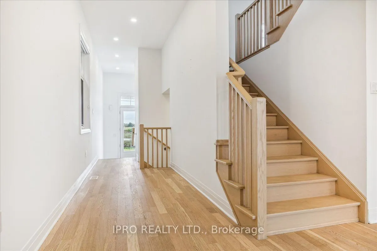 925 Hickory Crescent
