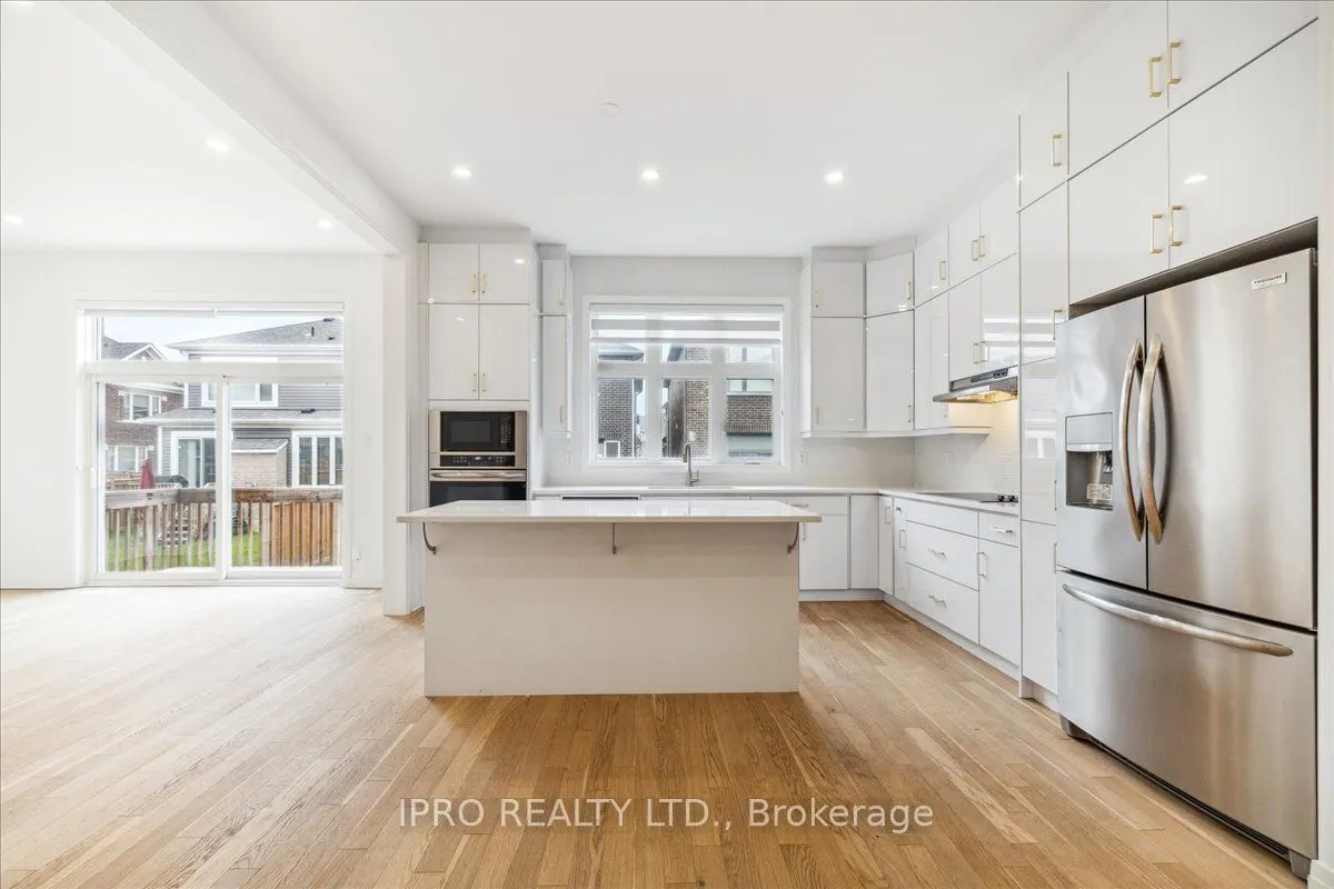 925 Hickory Crescent