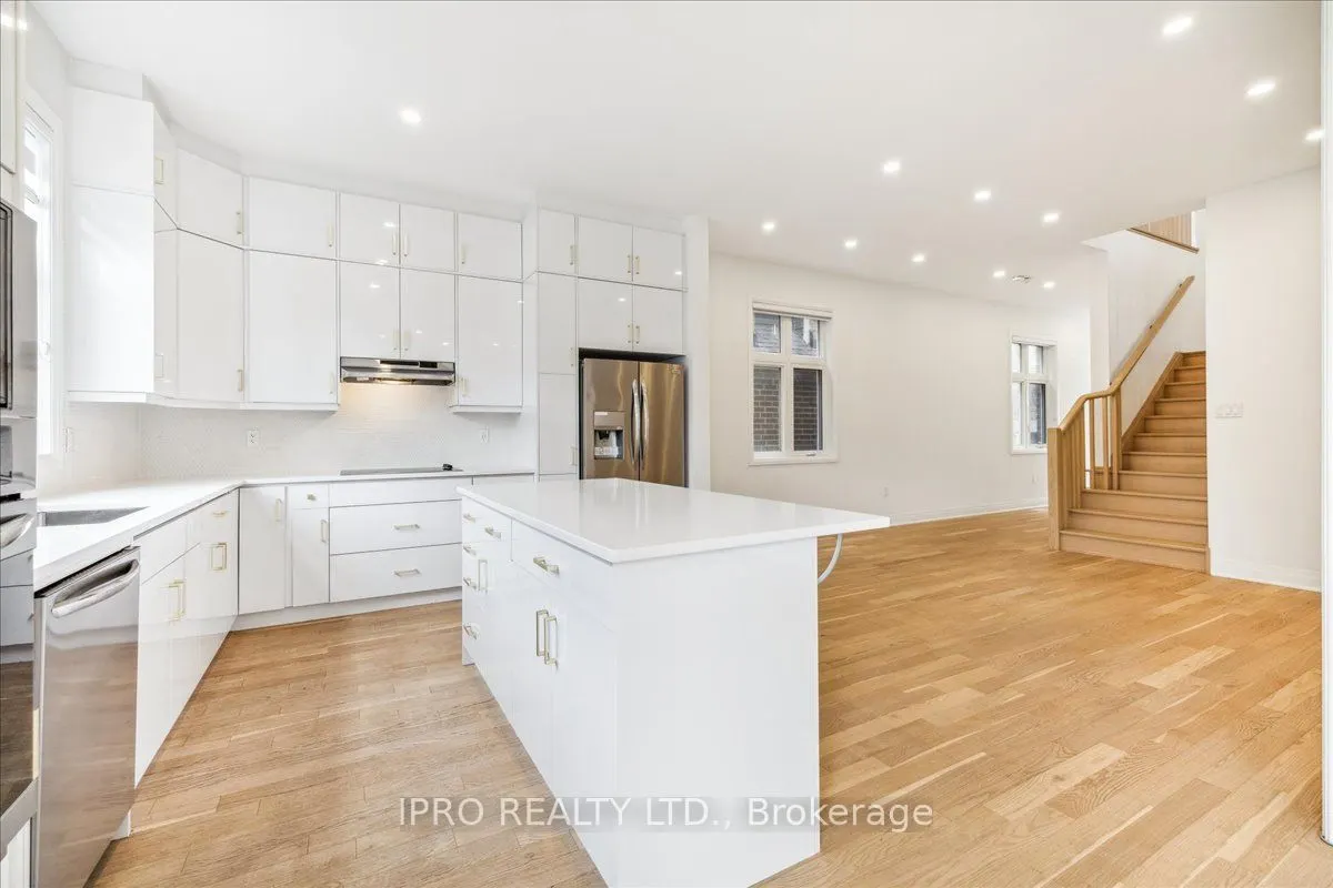 925 Hickory Crescent