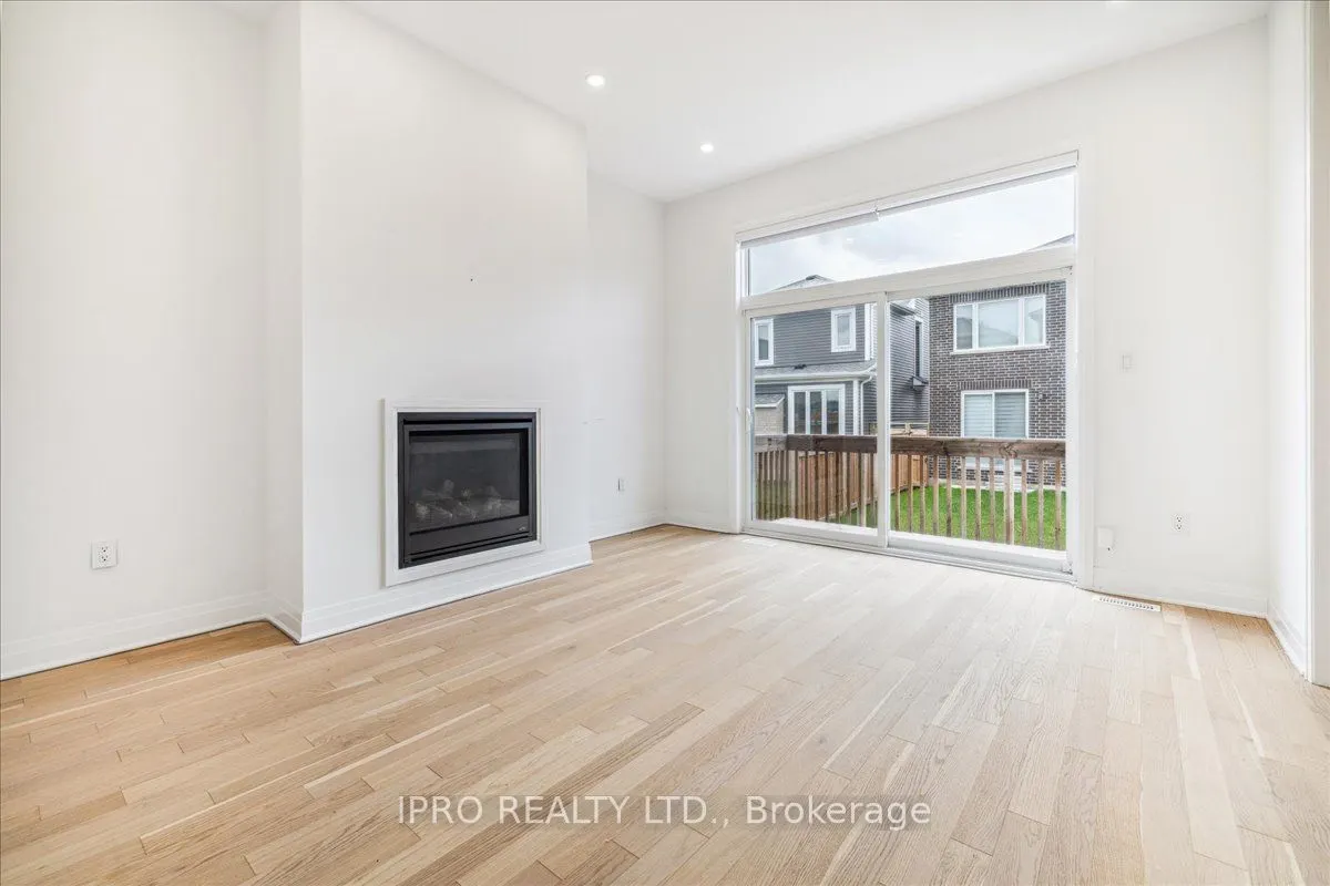 925 Hickory Crescent