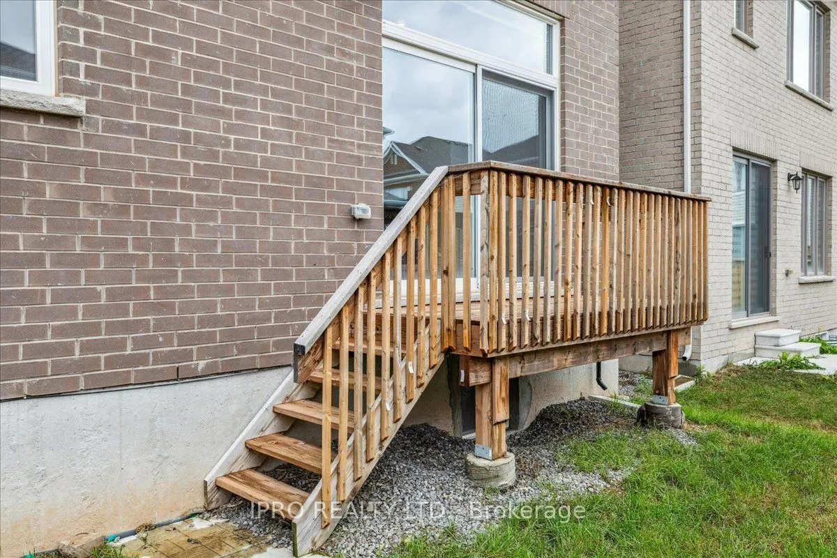 925 Hickory Crescent