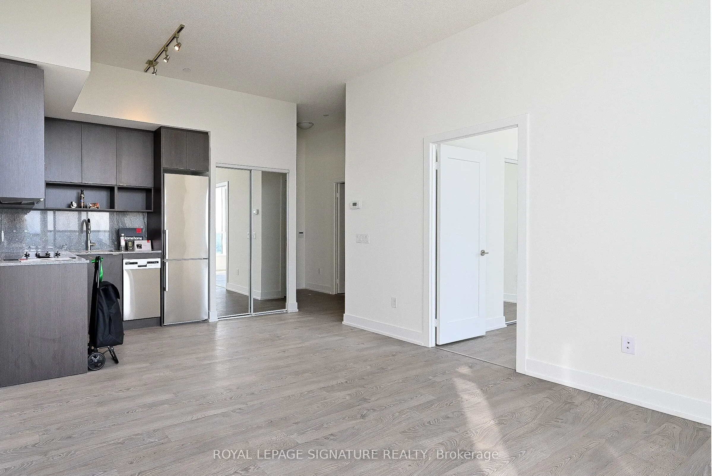 7 Mabelle Avenue, #3203