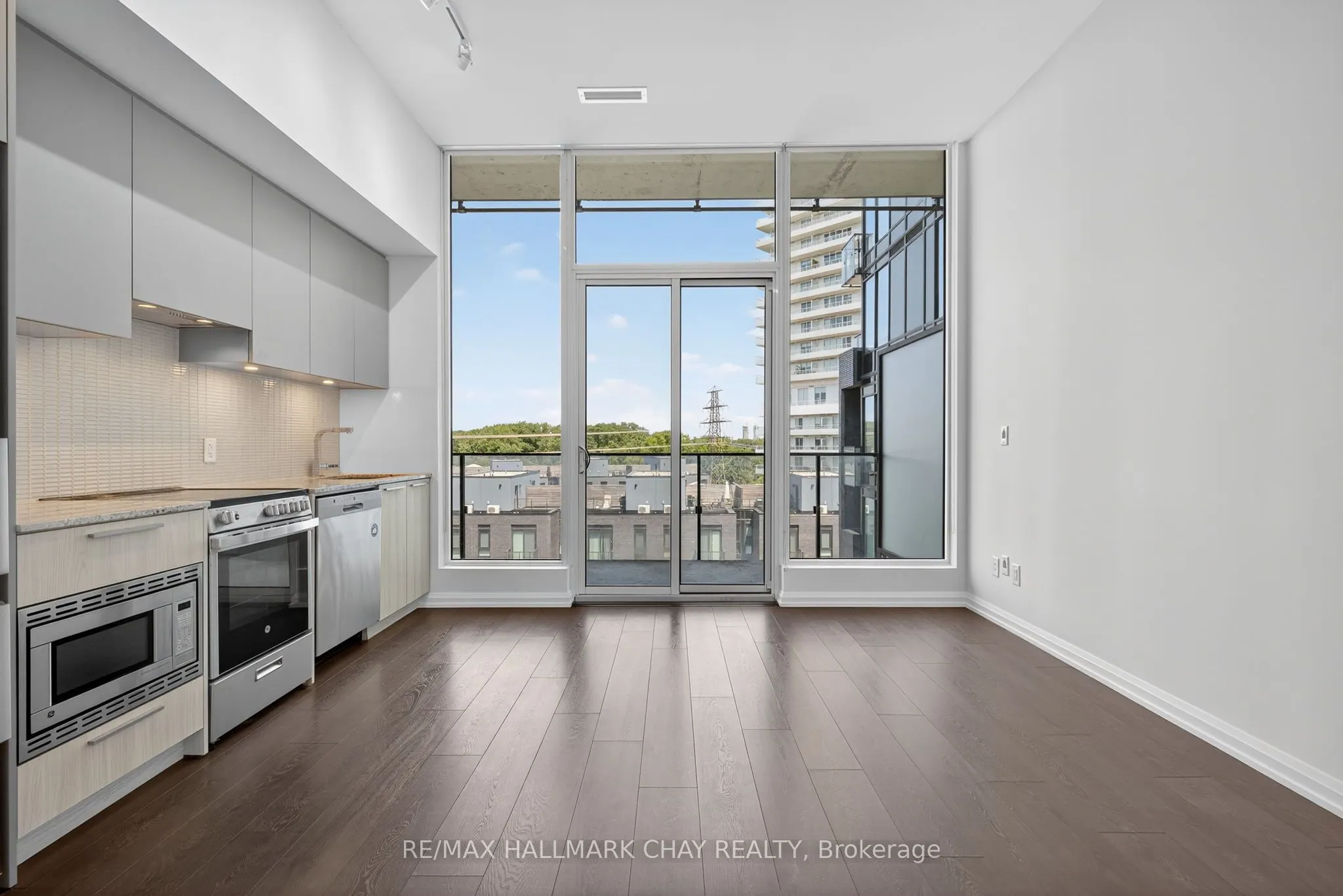 4208 Dundas Street W, #522