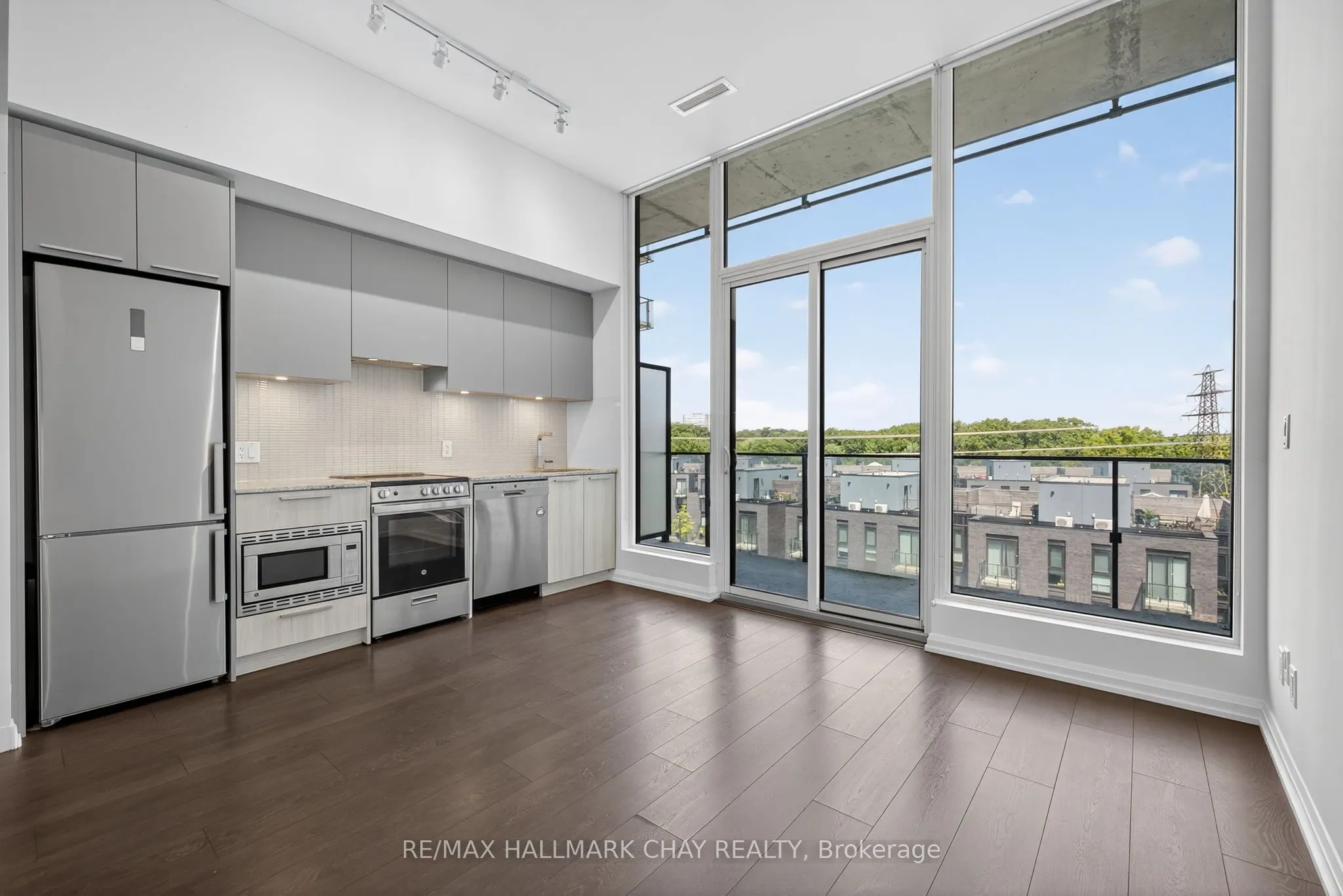 4208 Dundas Street W, #522