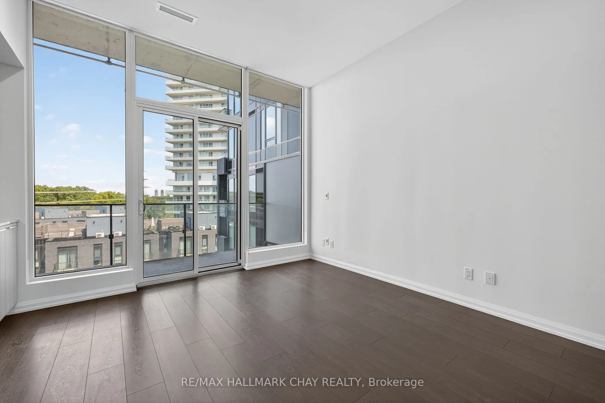 4208 Dundas Street W, #522