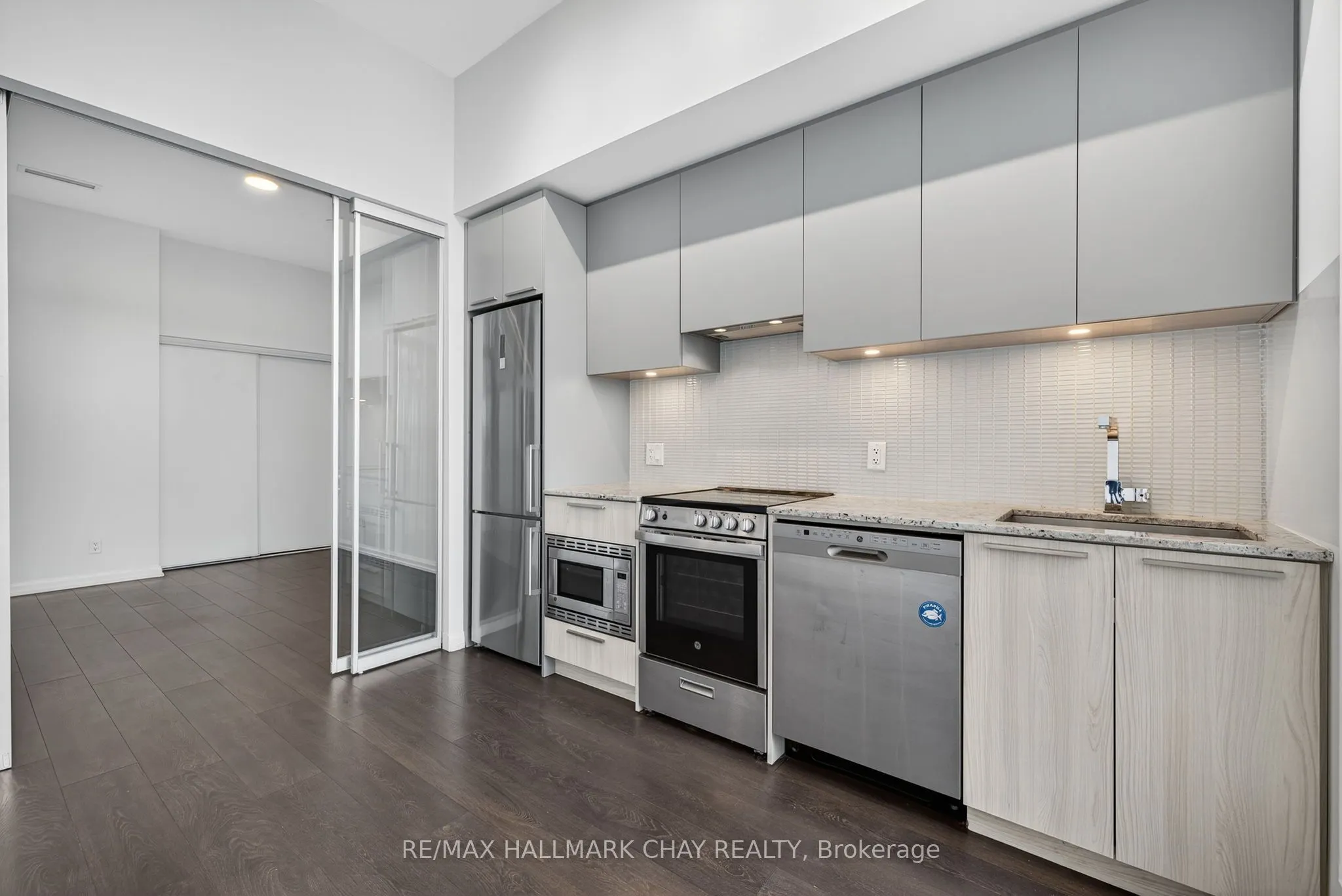 4208 Dundas Street W, #522