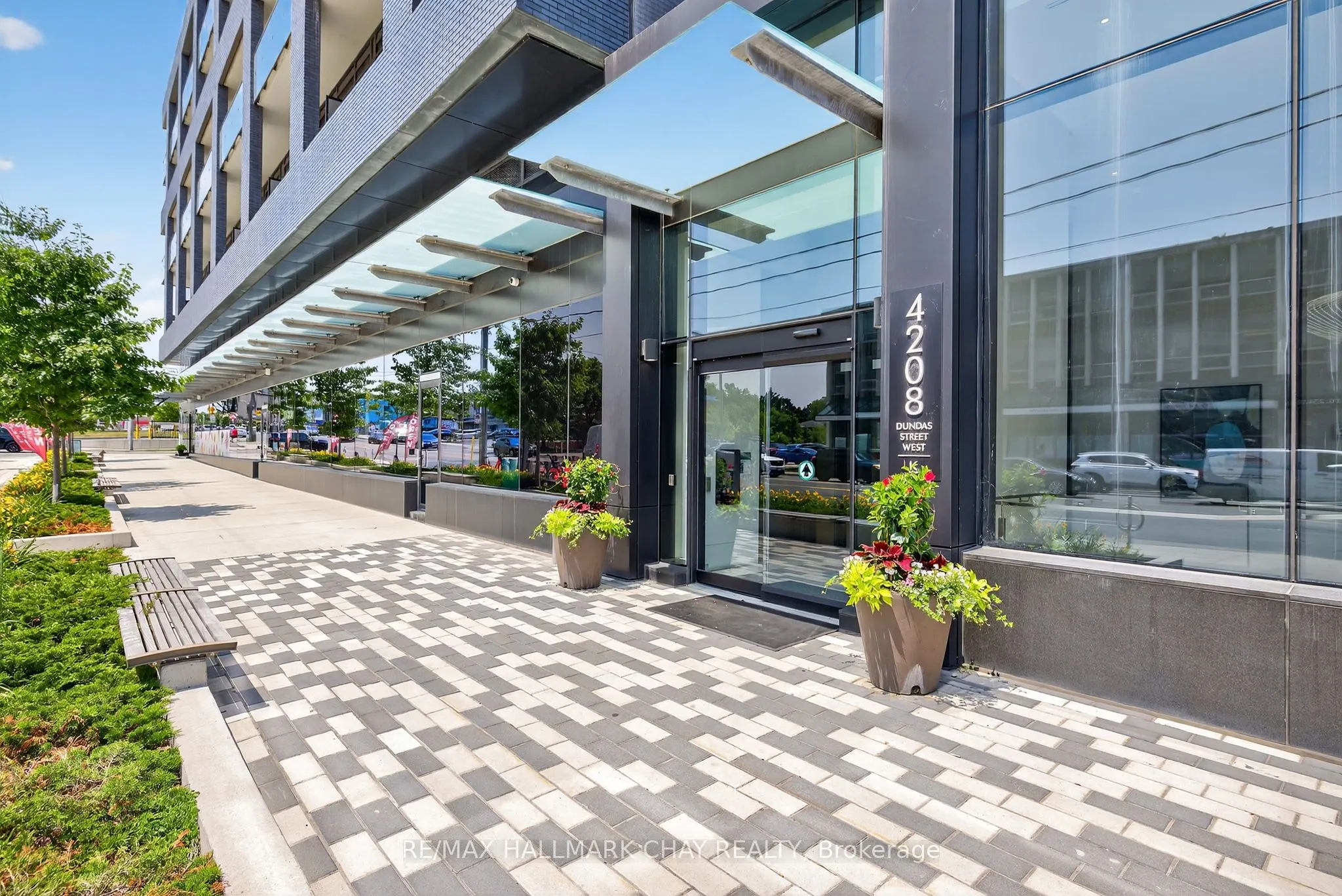 4208 Dundas Street W, #522