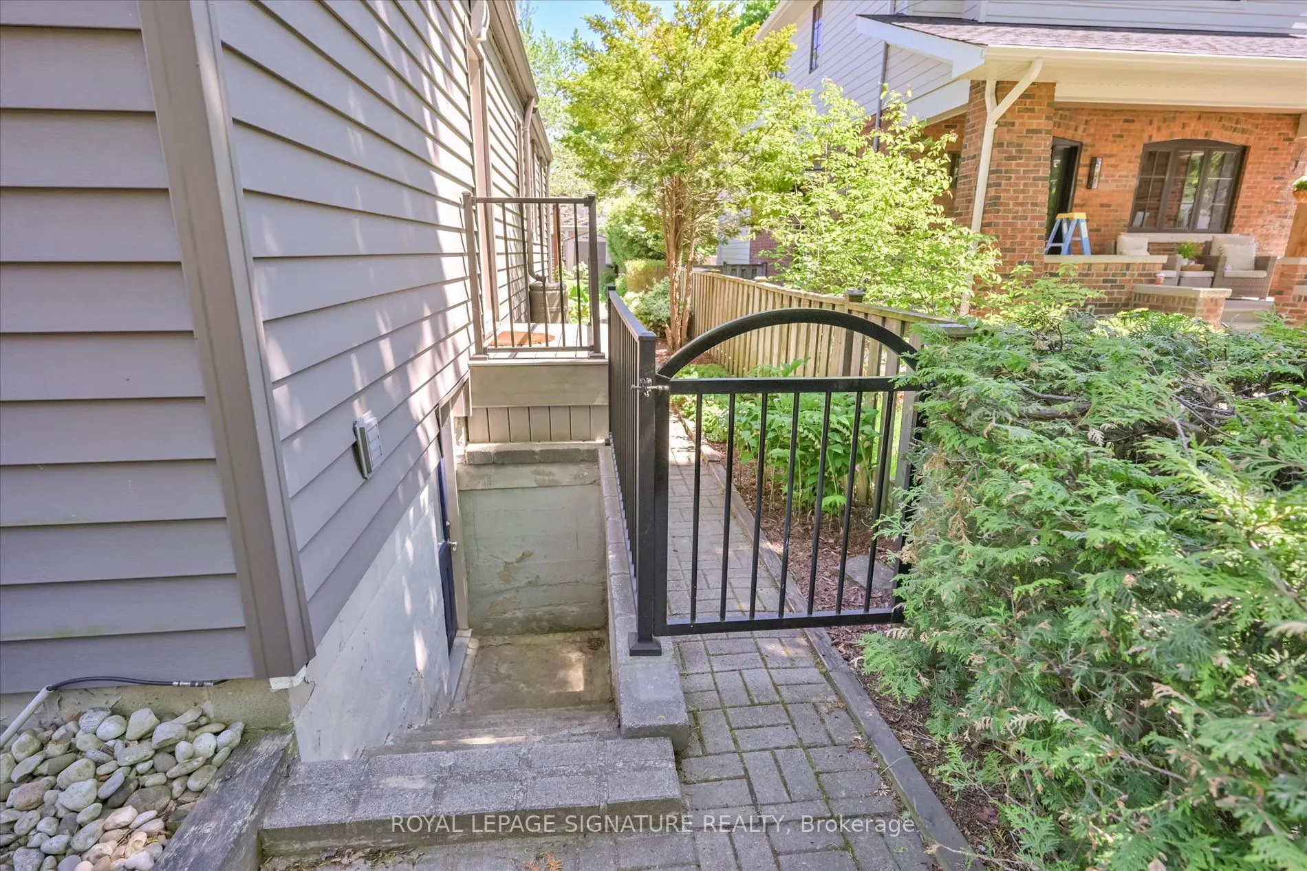 386 Allan Street