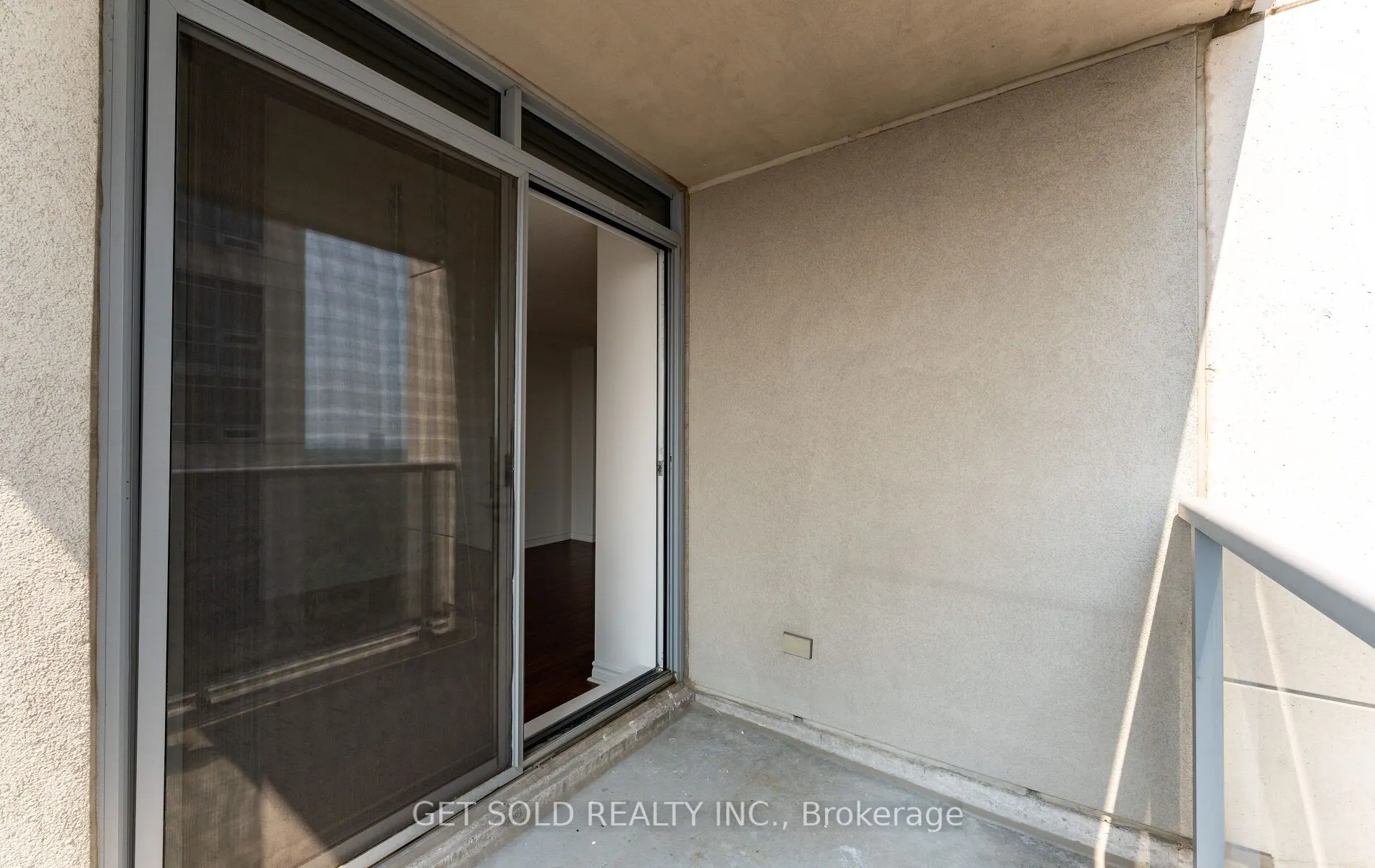 5 Michael Power Place, #LPH03