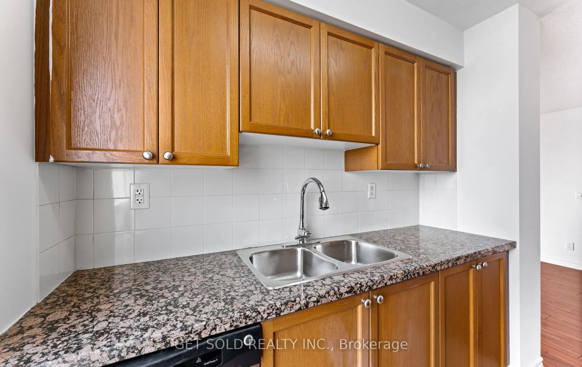 5 Michael Power Place, #LPH03