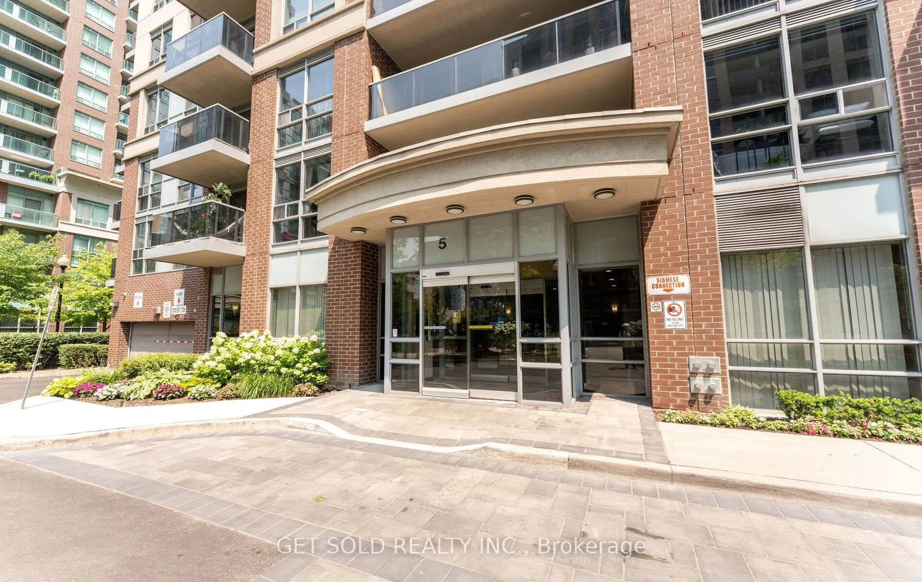 5 Michael Power Place, #LPH03